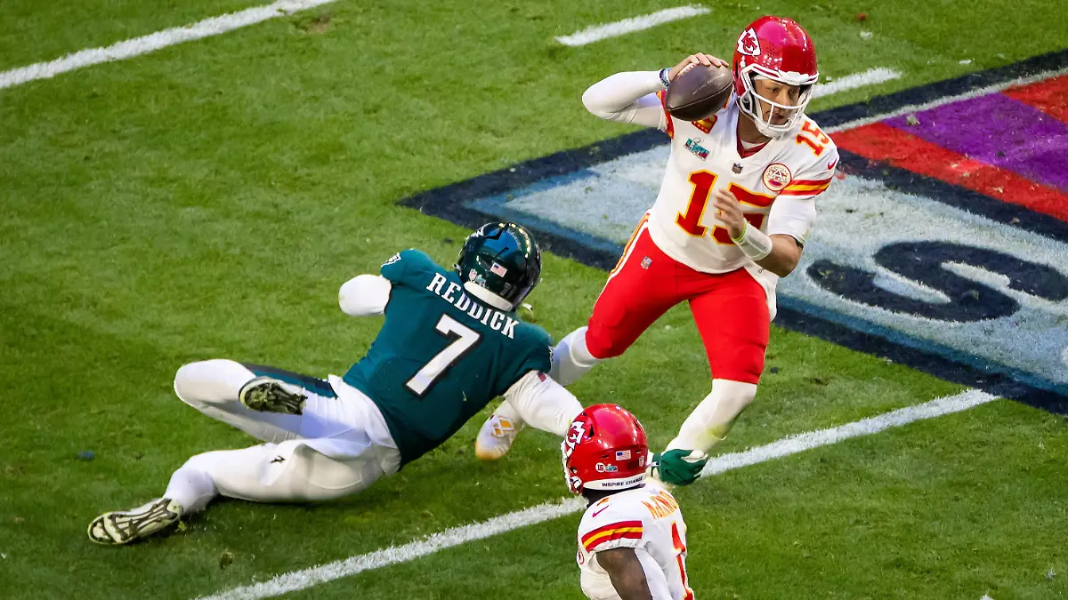 GLENDALE, AZ - FEBRUARY 12: Kansas City Chiefs quarterback Patrick Mahomes 15 steps past the tackle attempt of Philadelphia Eagles linebacker Haason Reddick 7 during the Super Bowl LVII game between the Philadelphia Eagles and the Kansas City Chiefs on Sunday February 12, 2023 at State Farm Stadium in Glendale, AZ. Photo by Nick Tre. Smith/Icon Sportswire NFL, American Football Herren, USA FEB 12 Super Bowl LVII - Eagles vs Chiefs Icon2302120022