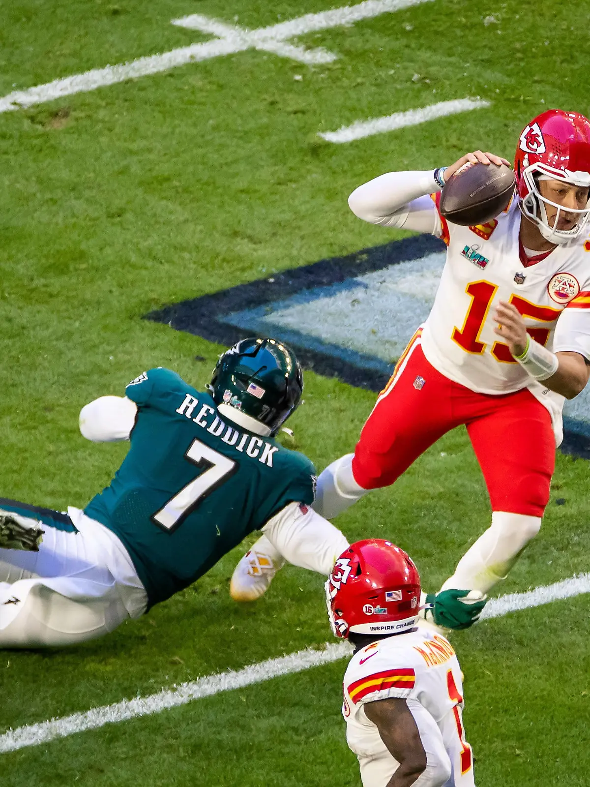 GLENDALE, AZ - FEBRUARY 12: Kansas City Chiefs quarterback Patrick Mahomes 15 steps past the tackle attempt of Philadelphia Eagles linebacker Haason Reddick 7 during the Super Bowl LVII game between the Philadelphia Eagles and the Kansas City Chiefs on Sunday February 12, 2023 at State Farm Stadium in Glendale, AZ. Photo by Nick Tre. Smith/Icon Sportswire NFL, American Football Herren, USA FEB 12 Super Bowl LVII - Eagles vs Chiefs Icon2302120022