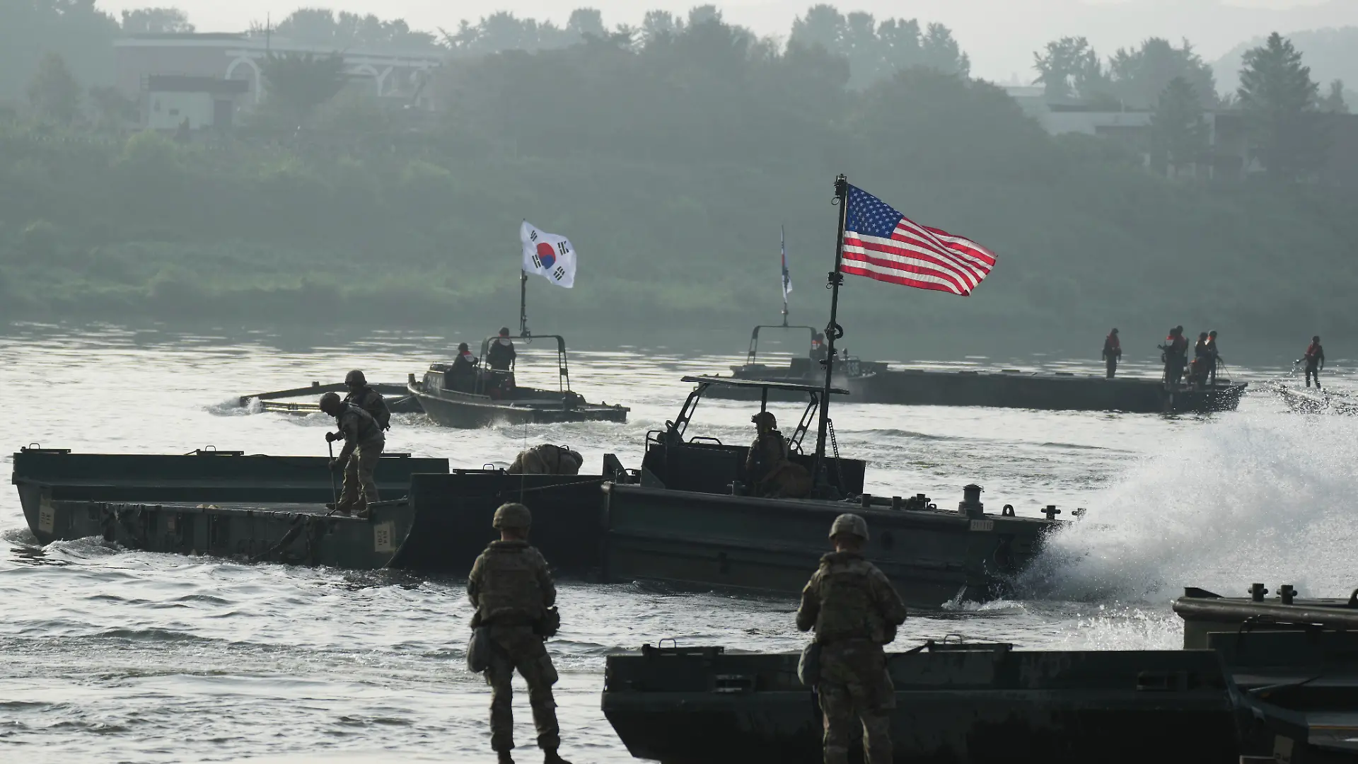 Soldaten der 7. Pionierbrigade des 7. Korps der südkoreanischen Armee, der 2. Infanteriedivision der US-Armee und des 11. Pionierbataillons versuchen, eine schwimmende Brücke über den Namhan-Fluss zu installieren. Die Streitkräfte der USA und Südkoreas führen ihre jährliche große Militärübung «Ulchi Freedom Shield 25» zur Abschreckung Nordkoreas durch. (Archivfoto) (zu dpa: «Südkorea nimmt zwei Chinesen wegen Militär-Spionage fest») +++ dpa-Bildfunk +++