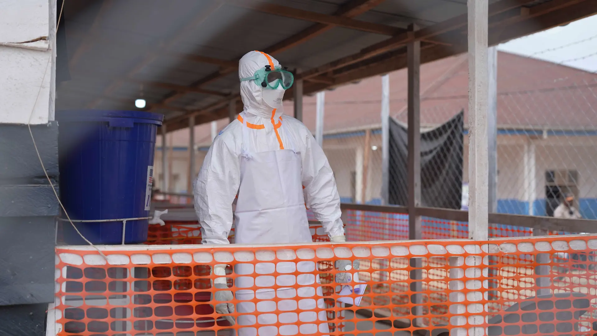 Ein Mitarbeiter des Gesundheitswesens in Schutzkleidung schaut in einem Ebola-Behandlungszentrum im Osten des Landes um sich. +++ dpa-Bildfunk +++
