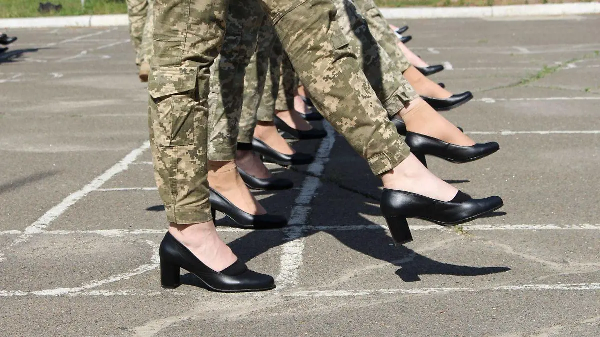 Soldatinnen in Heels