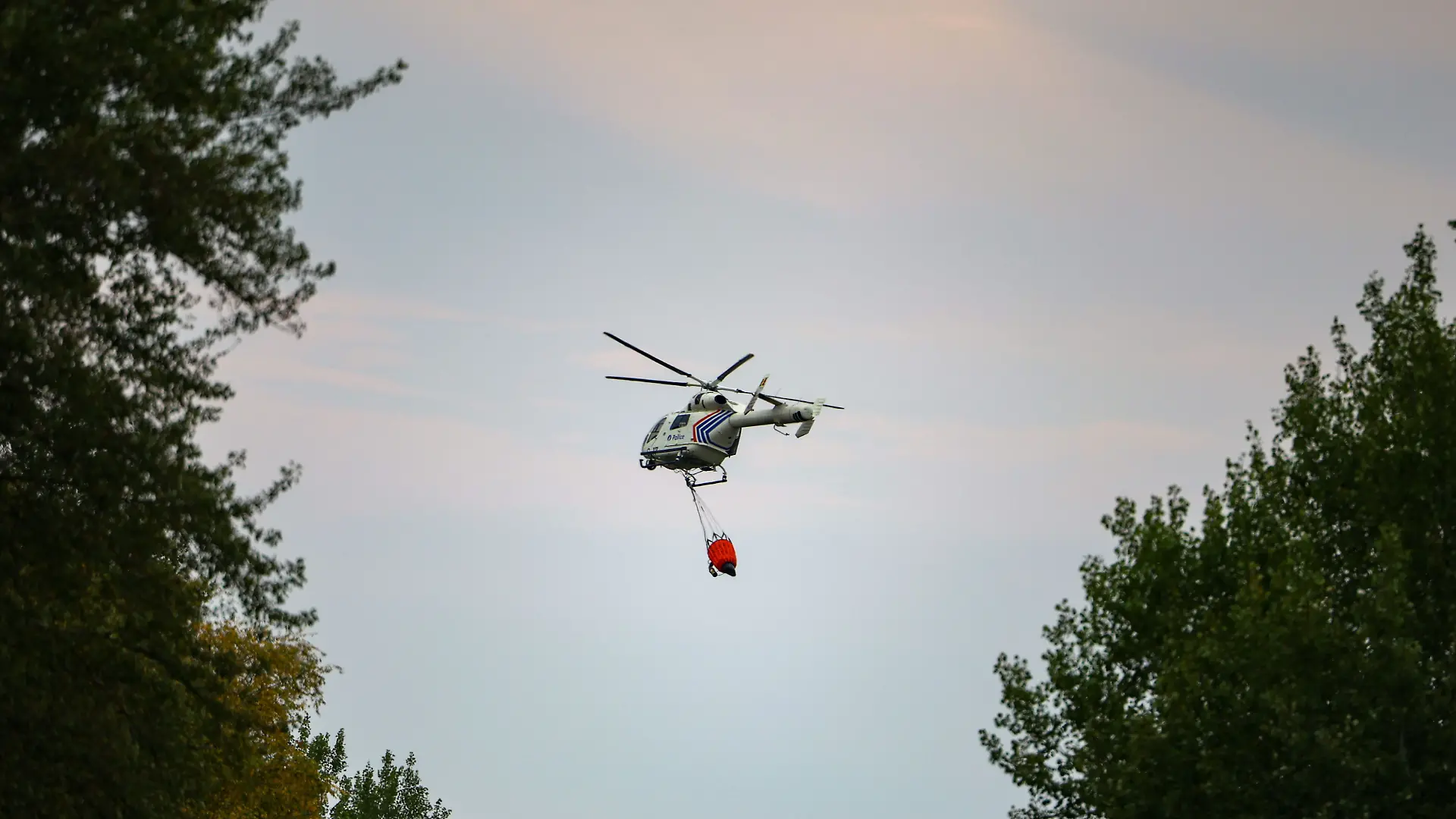 Ein Hubschrauber der belgischen Polizei fliegt über dem Hohen Venn. (16. August)