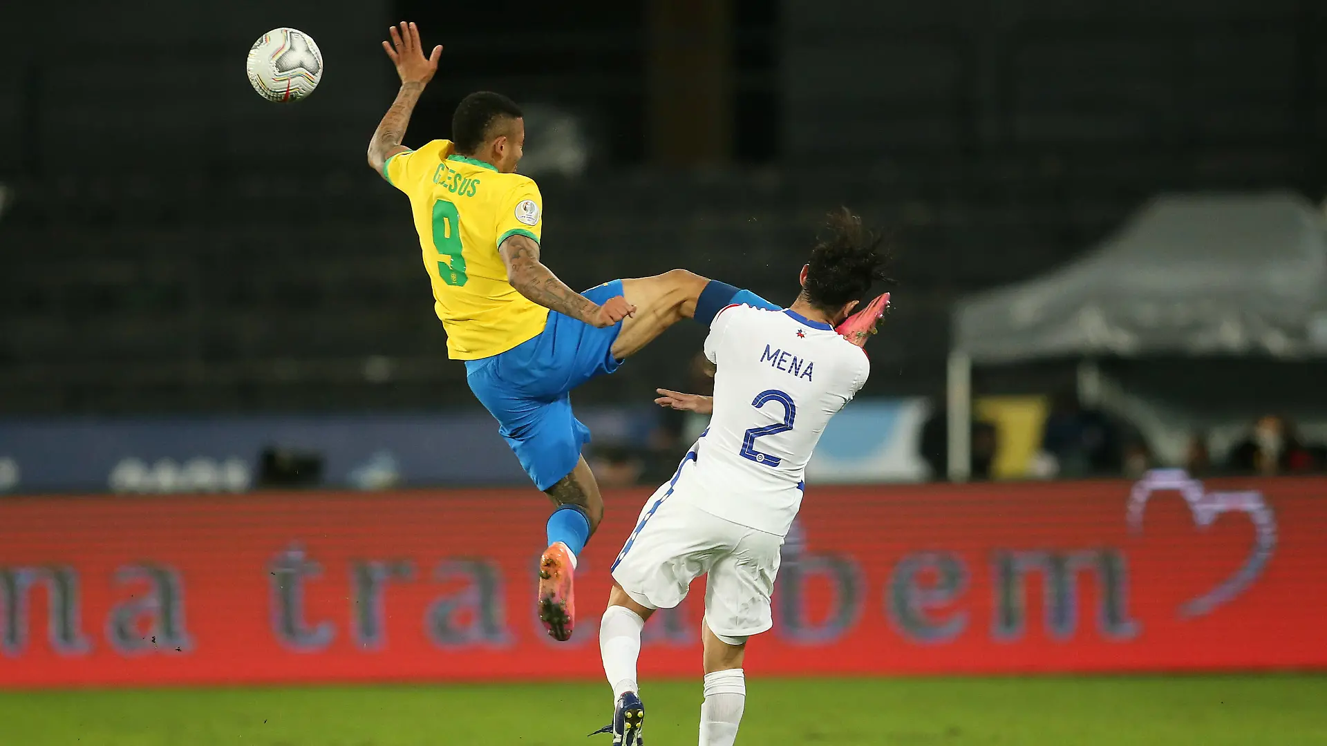 Futbol, Chile vs Brasil. Copa America Brasil 2021. El jugador de Chile Eugenio Mena disputa el balon con Gabriel Jesus de Brasil durante el partido por Cuarto de Final de Copa America disputado en el estadio Nilton Santos en Rio de Janeiro, Brasil. 2/07/2021 Pier Giorgio Giavelli /Photosport Football, Chile vs Brazil. Brazil Copa America Championship 2021. Chile s player Eugenio Mena, battles for the ball against Gabriel Jesus Brazil during the match for quarterfinal of Copa America Championship at Nilton Santos stadium in Rio of Janeiro, Brazil. 24/06/2021 Pier Giorgio Giavelli /Photosport Chile vs Brasil, Copa America 2021
