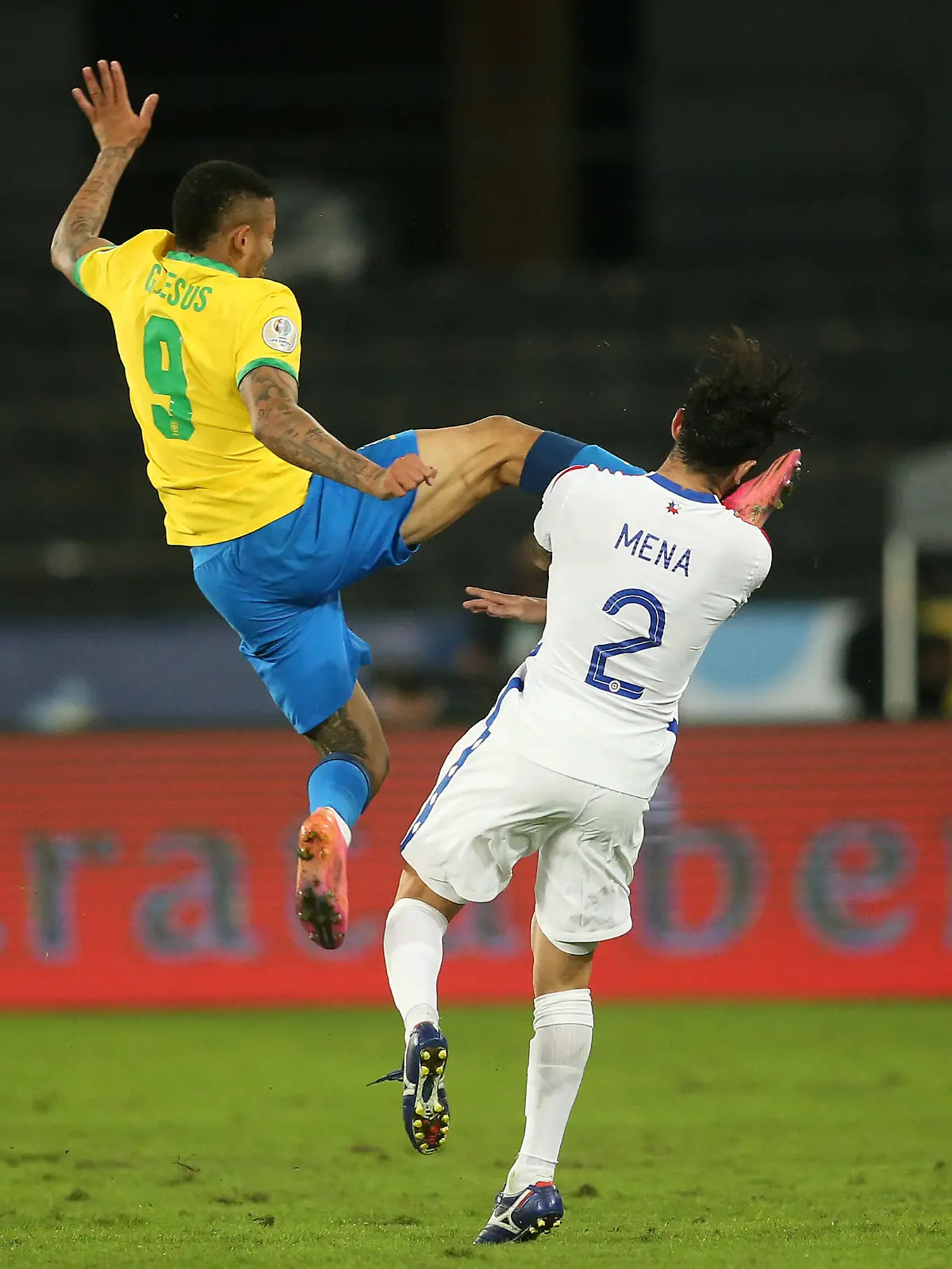  Futbol, Chile vs Brasil. Copa America Brasil 2021. El jugador de Chile Eugenio Mena disputa el balon con Gabriel Jesus de Brasil durante el partido por Cuarto de Final de Copa America disputado en el estadio Nilton Santos en Rio de Janeiro, Brasil. 2/07/2021 Pier Giorgio Giavelli /Photosport Football, Chile vs Brazil. Brazil Copa America Championship 2021. Chile s player Eugenio Mena, battles for the ball against Gabriel Jesus Brazil during the match for quarterfinal of Copa America Championship at Nilton Santos stadium in Rio of Janeiro, Brazil. 24/06/2021 Pier Giorgio Giavelli /Photosport Chile vs Brasil, Copa America 2021