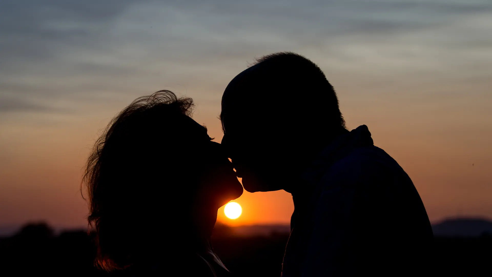 Ein Paar küsst sich am 19.06.2017 in Freiburg (Baden-Württemberg) im Sonnenuntergang. (zu dpa «Die Ehen in Deutschland halten länger - weniger Scheidungen» vom 11.07.2017) Foto: Patrick Seeger/dpa +++ dpa-Bildfunk +++