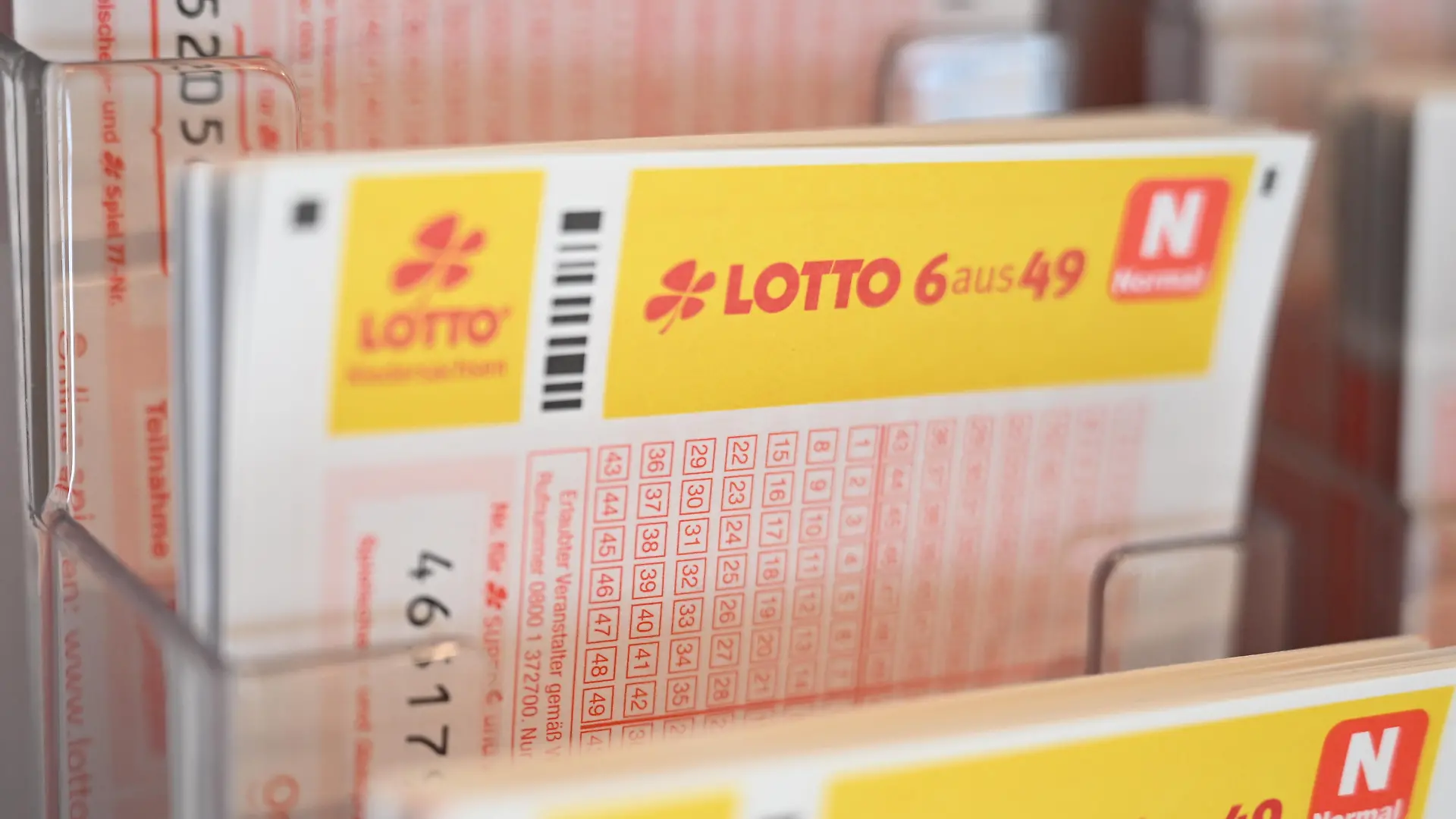 Mehrere Lotto-Spielscheine liegen in einer Auslage. (zu dpa: «Lotto-Jackpot von 50 Millionen Euro in Thüringen geknackt») +++ dpa-Bildfunk +++