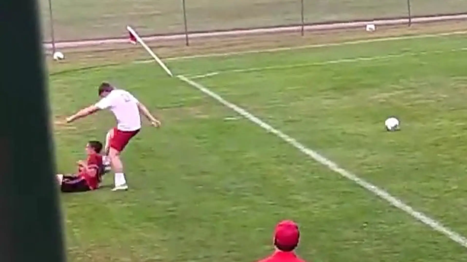 Highschool-Match eskaliert! Fußballer tritt und schlägt auf Gegner ein Als er bereits auf dem Boden liegt