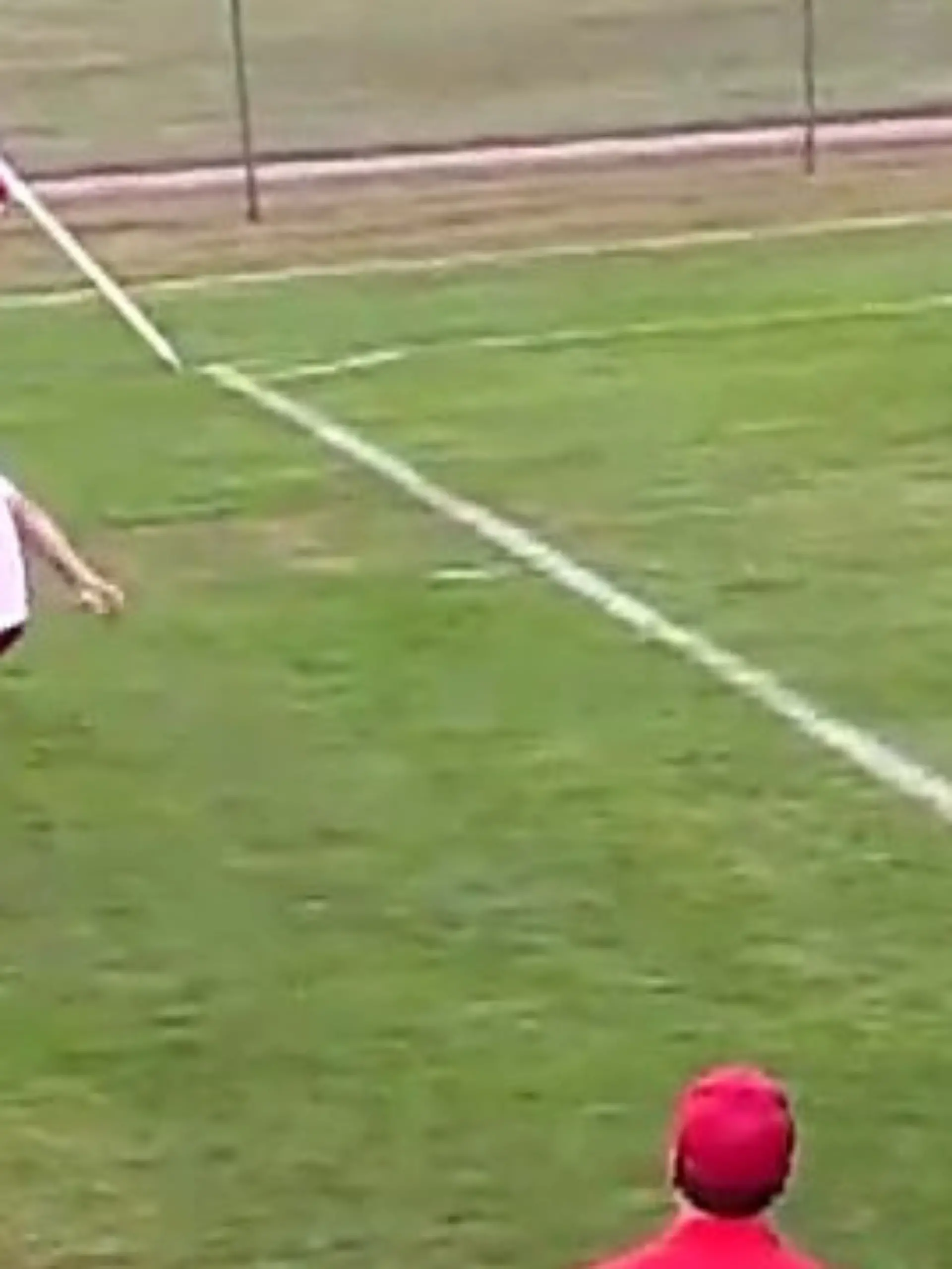 Bild zu: "Highschool-Match eskaliert! Fußballer tritt und schlägt auf Gegner ein"