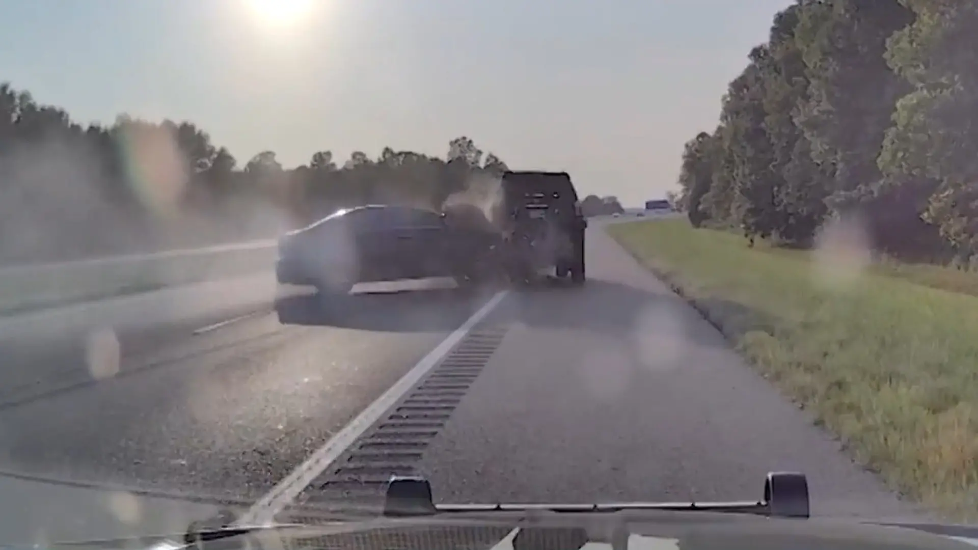 Bild von Polizei rammt Auto bei Verfolgungsjagd – Fluchtwagen kracht in unbeteiligtes Ehepaar!