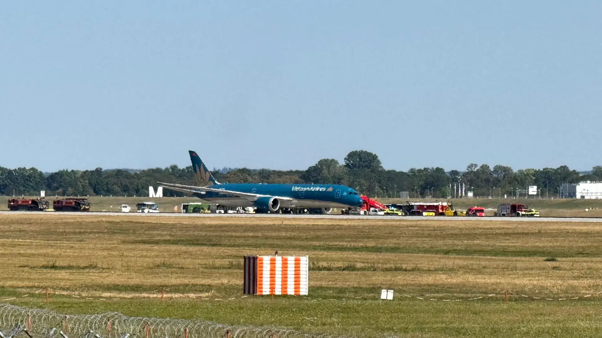 Eine Maschine der Vietnam Airlines Maschine ist kurz nach ihrem Start vom Münchner Flughafen dort wieder gelandet (bestmögliche Qualität). Es seien Schäden an Reifen und Fahrwerk festgestellt worden, sagte ein Flughafensprecher.