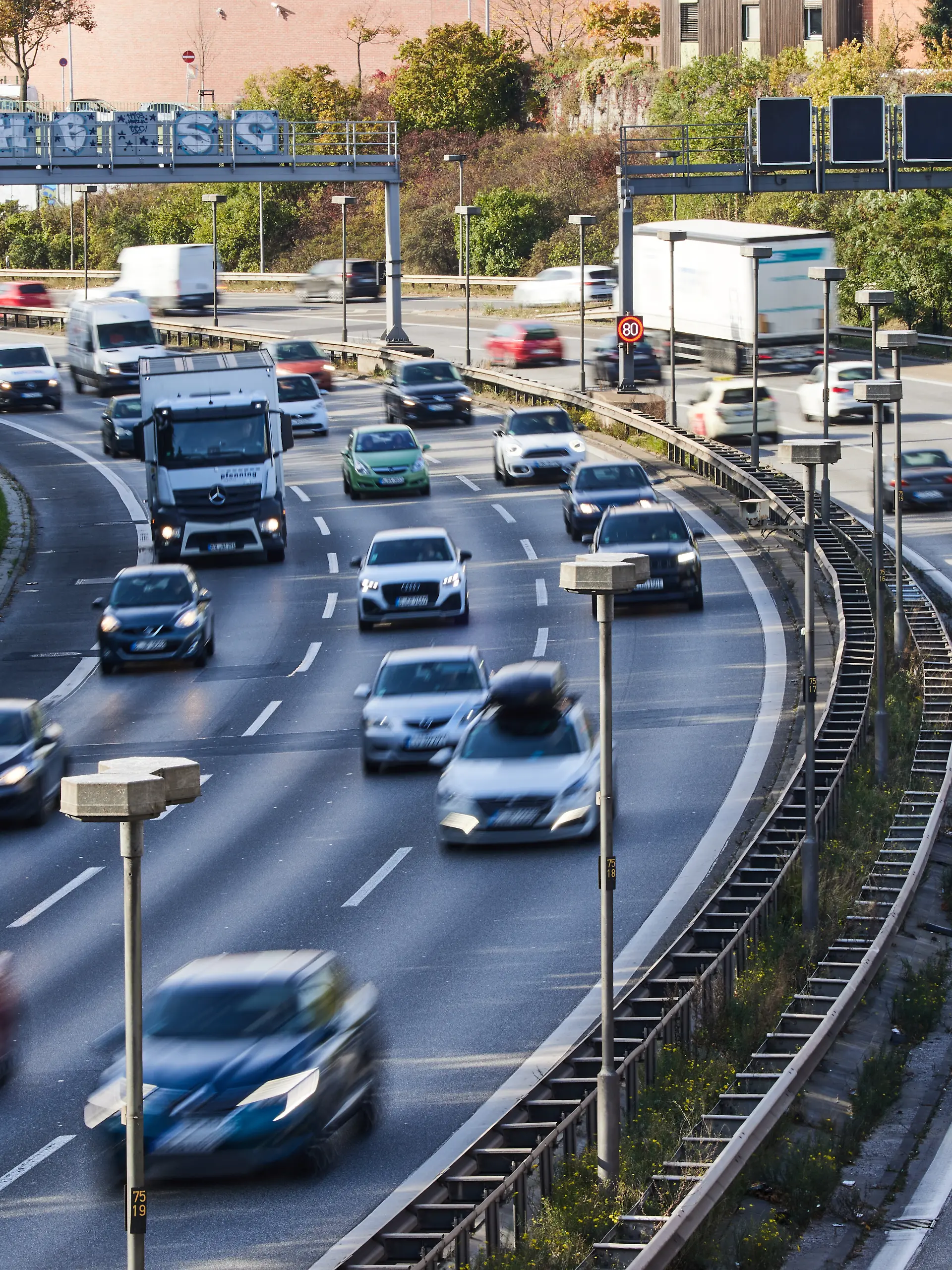 Der Autoverkehr fließt flüssig auf der A100 auf Höhe vom Südkreuz. Der Besuch von US-Präsident Biden in Deutschland ist mit zahlreichen Verkehrseinschränkungen verbunden.