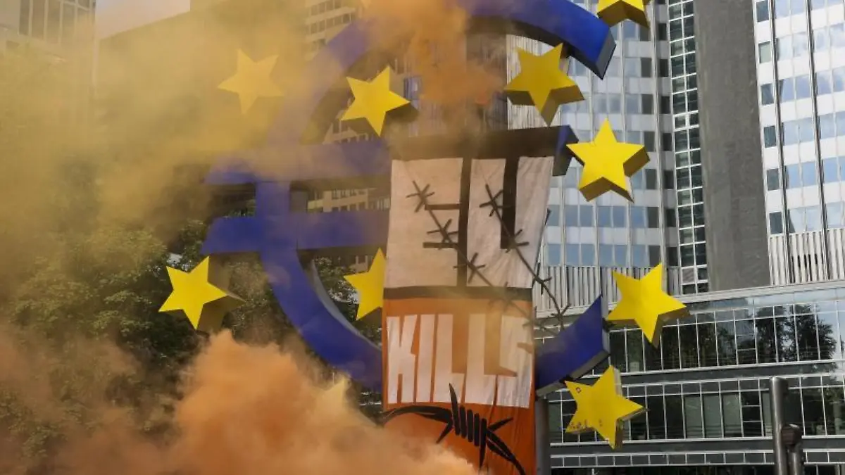 Aktivisten besetzen Eurozeichen in Frankfurt