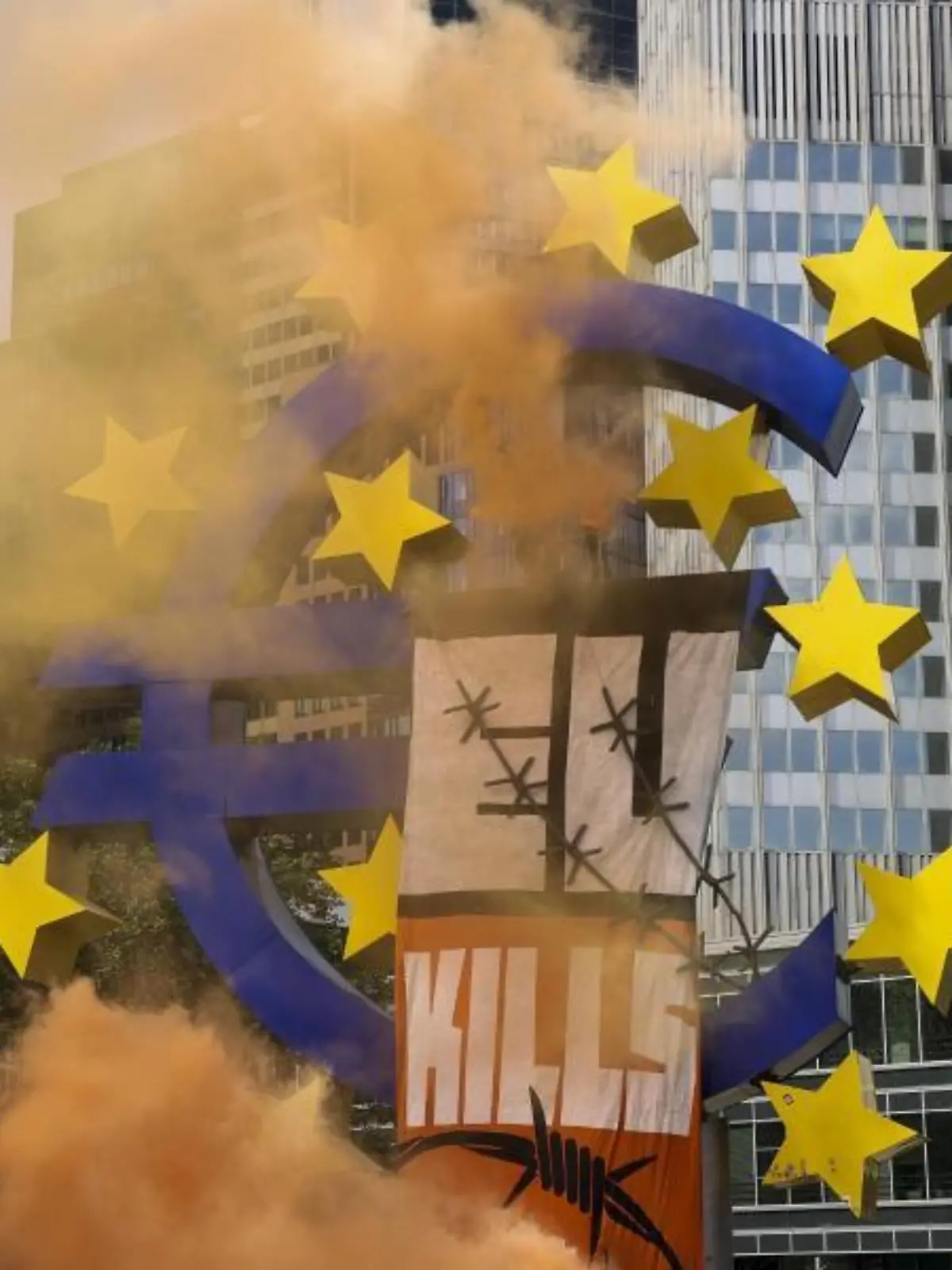 Aktivisten besetzen Eurozeichen in Frankfurt