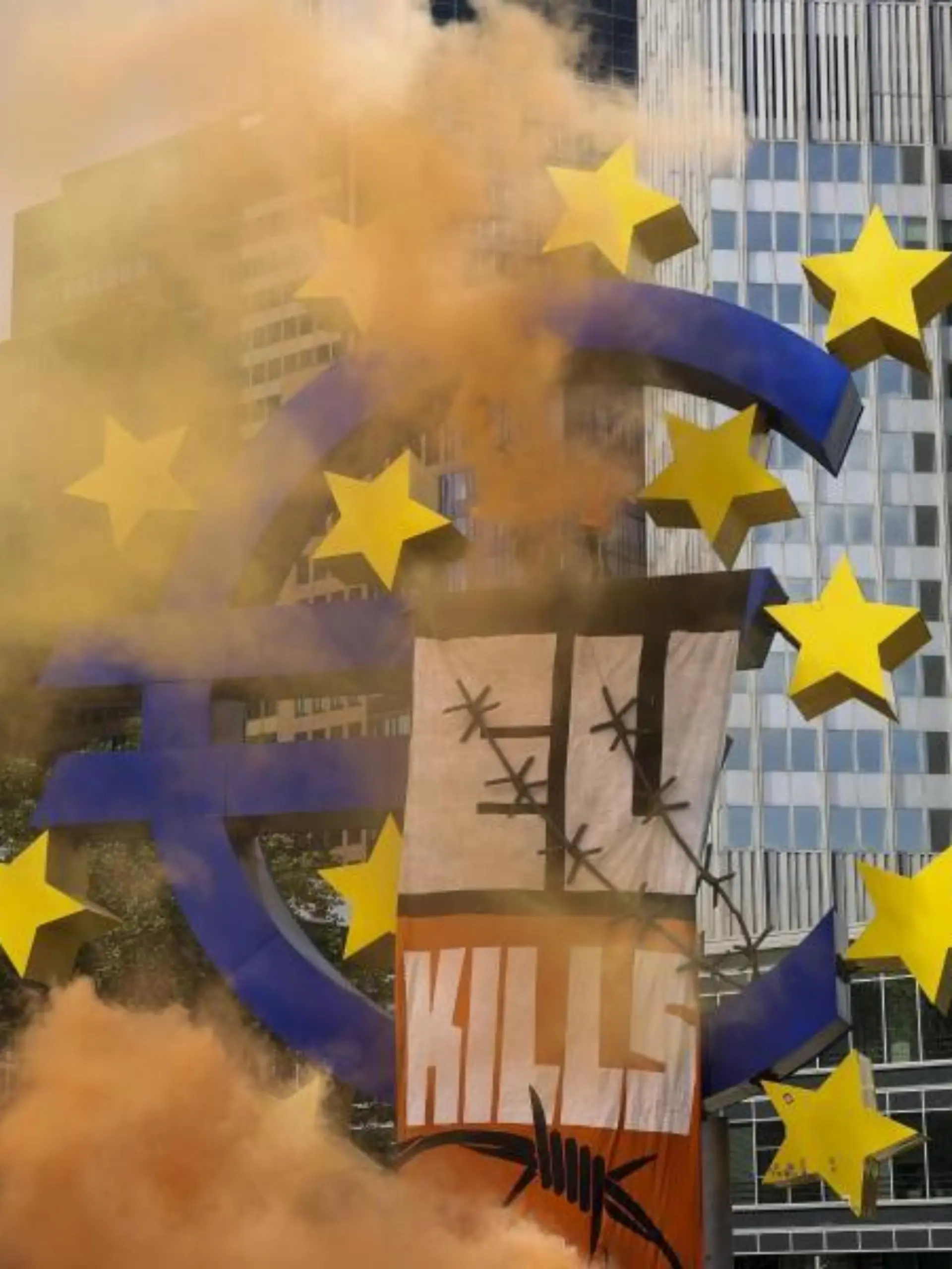 Aktivisten besetzen Eurozeichen in Frankfurt