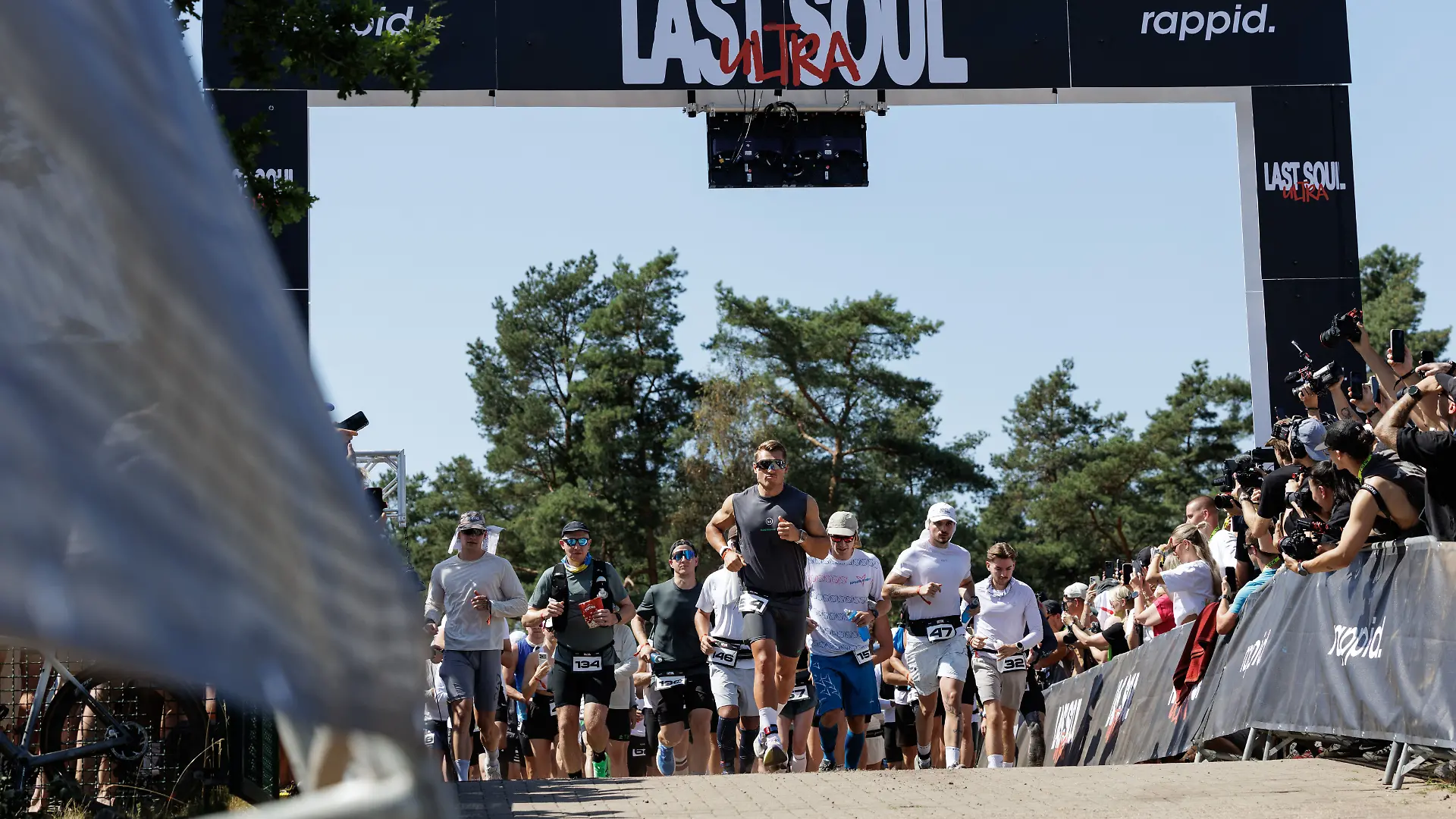 14.08.2026, Niedersachsen, Fürstenau: Start des Ultra-Rennens „Last Soul Ultra” im „Fursten Forest” Fürstenau. Zum zweiten Mal veranstaltet der durch Social Media bekannte Ultraläufer Gottwald den „Last Soul Ultra”. In diesem Backyard-Format laufen die Teilnehmenden solange 6,7 Kilometer in maximal einer Stunde, bis nur noch ein Sieger übrig ist - das Ende des Rennens ist also offen und wird sich über Tage und Nächte ziehen. (zu dpa: «Kim Gottwald läuft, bis niemand mehr steht») Foto: David Ebener/dpa +++ dpa-Bildfunk +++