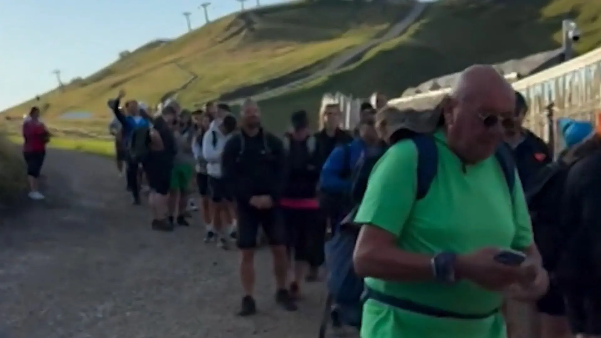Touristen stürmen Almhütte – aber nicht wegen der Aussicht! Wander-Wahnsinn in den Dolomiten