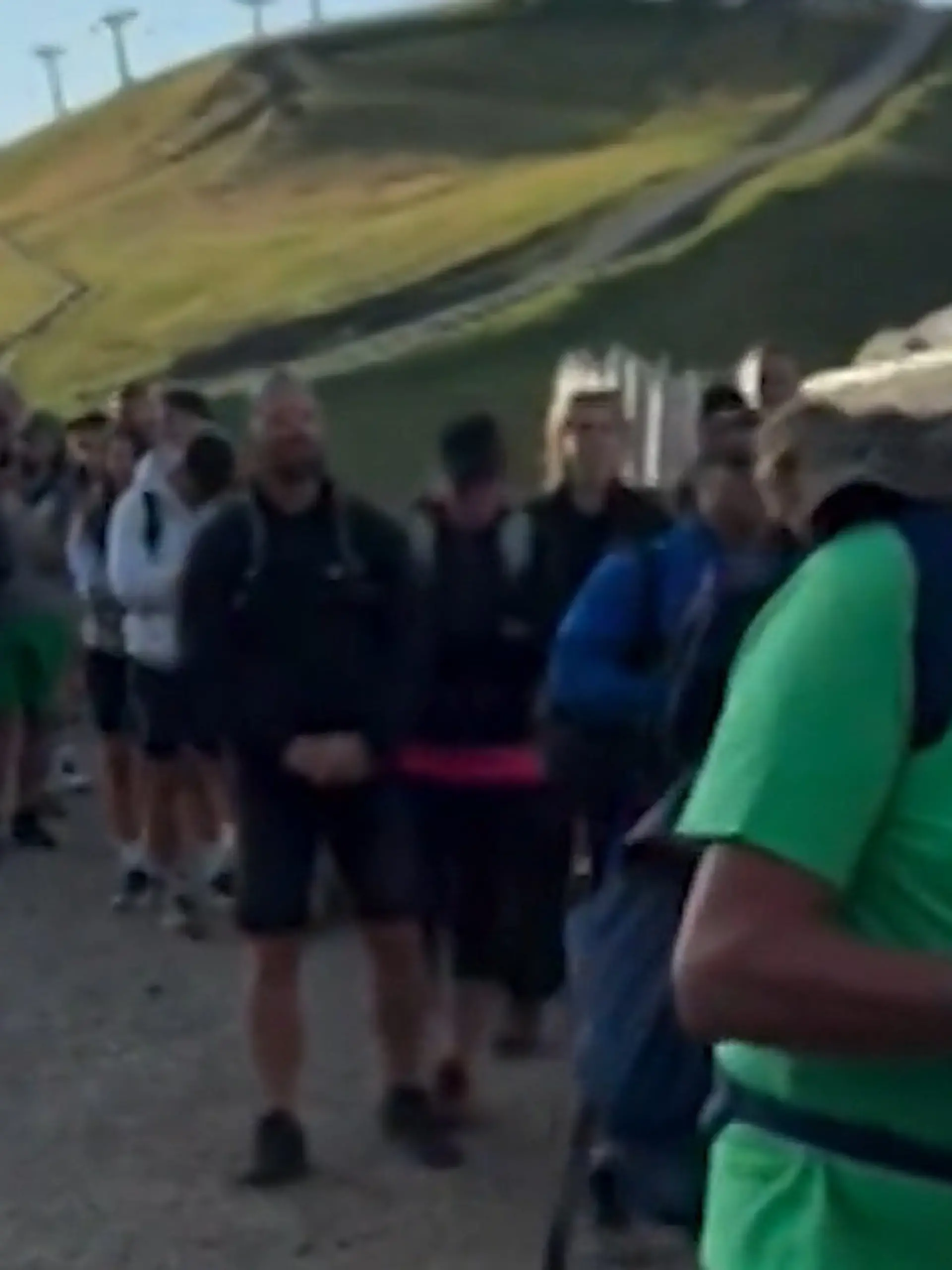Bild zu: "Touristen stürmen Almhütte – aber nicht wegen der Aussicht!"