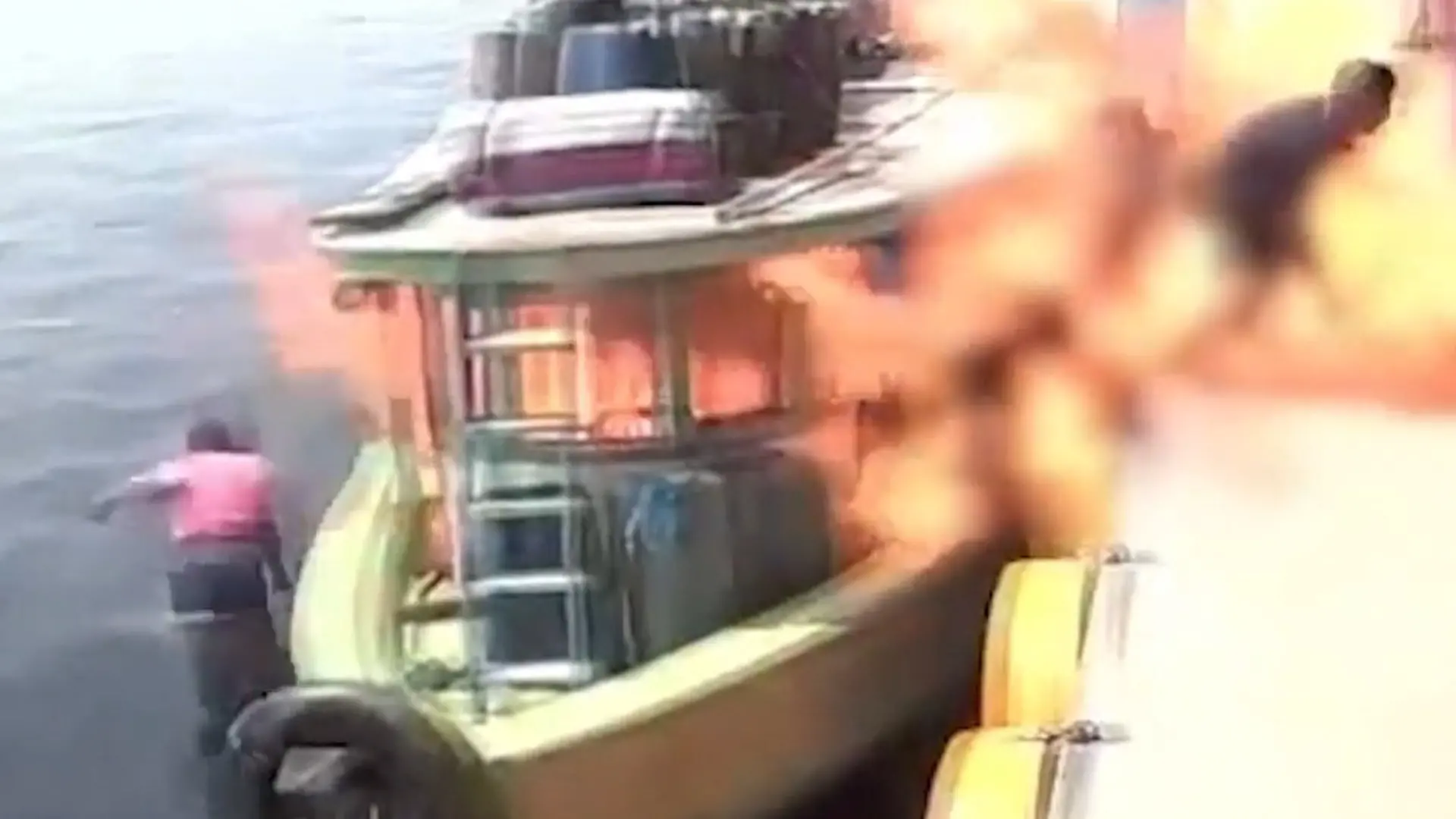 Boot steht plötzlich in Flammen! Mann und Frau bleibt nur DIESER Ausweg Sie wollten nur tanken