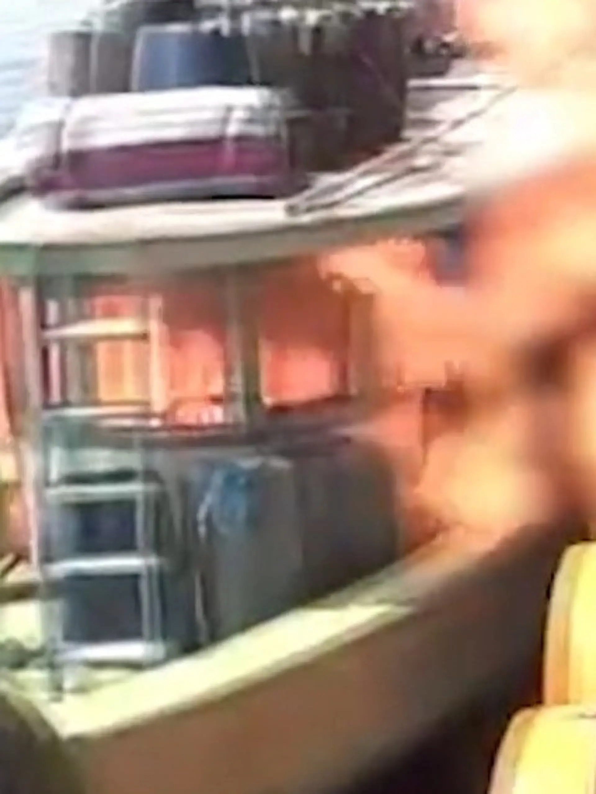 Bild zu: "Boot steht plötzlich in Flammen! Mann und Frau bleibt nur DIESER Ausweg"