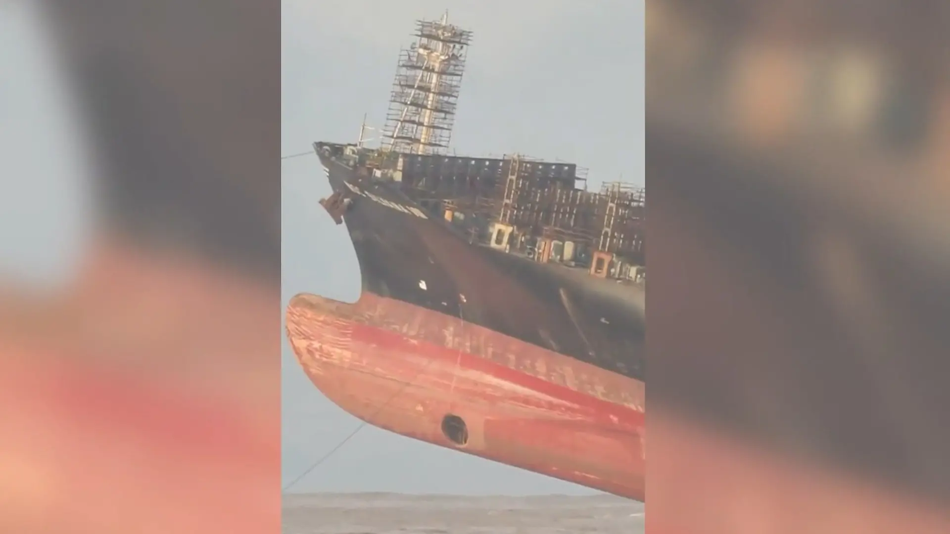 Schiffs-Gigant versinkt vor Küste – Taifun erschwert Bergung! Drama um 332-Meter-Frachter