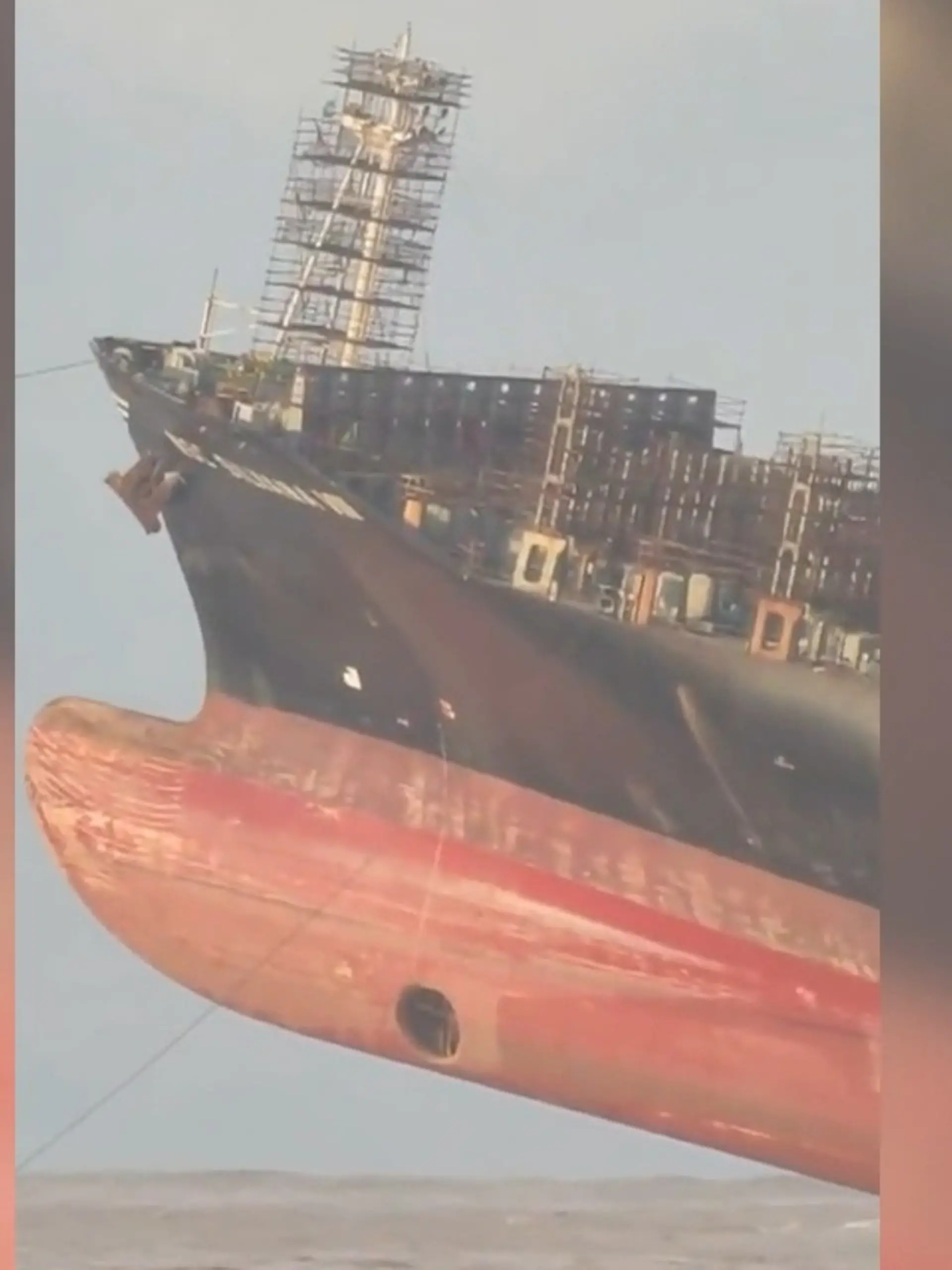 Bild zu: "Schiffs-Gigant versinkt vor Küste – Taifun erschwert Bergung!"