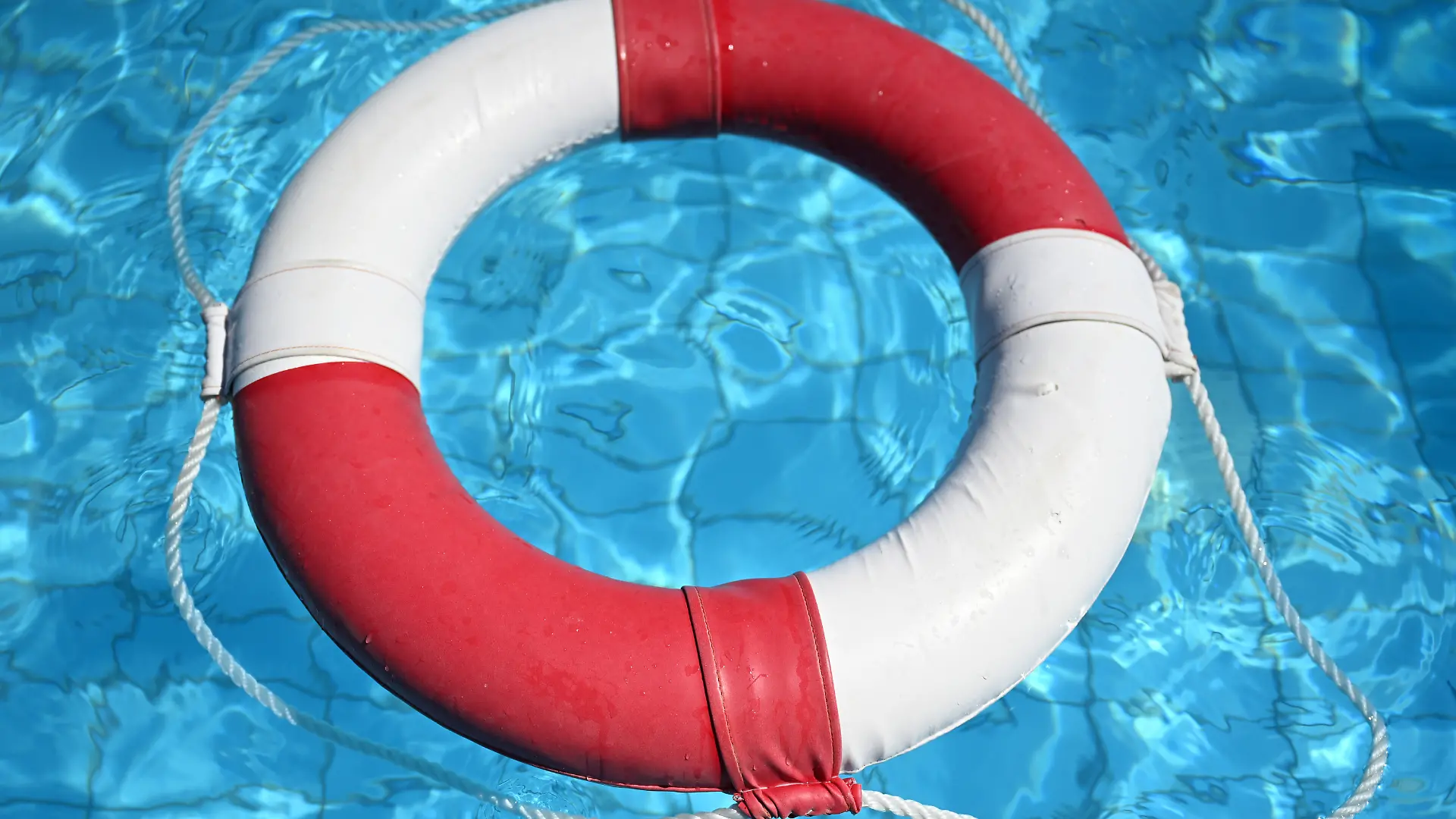 Zwei Kinder sind nach Pool-Unfällen in kritischem Zustand