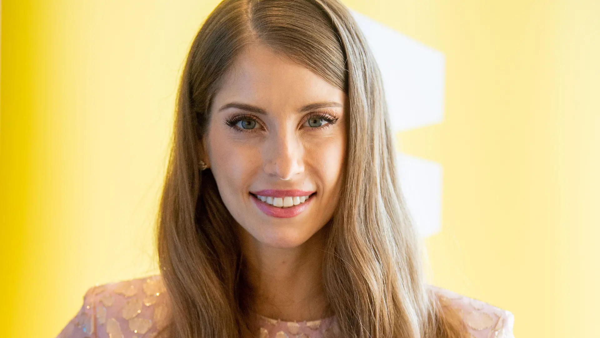 ARCHIV - 08.07.2020, Bayern, München: Cathy Hummels, Influencerin und Moderatorin, steht im Bayerischen Hof vor einem Aufsteller von RTL 2. (zu dpa Fotos aus der Karibik trotz Pandemie: Promis ziehen Kritik auf sich) Foto: Lino Mirgeler/dpa +++ dpa-Bildfunk +++