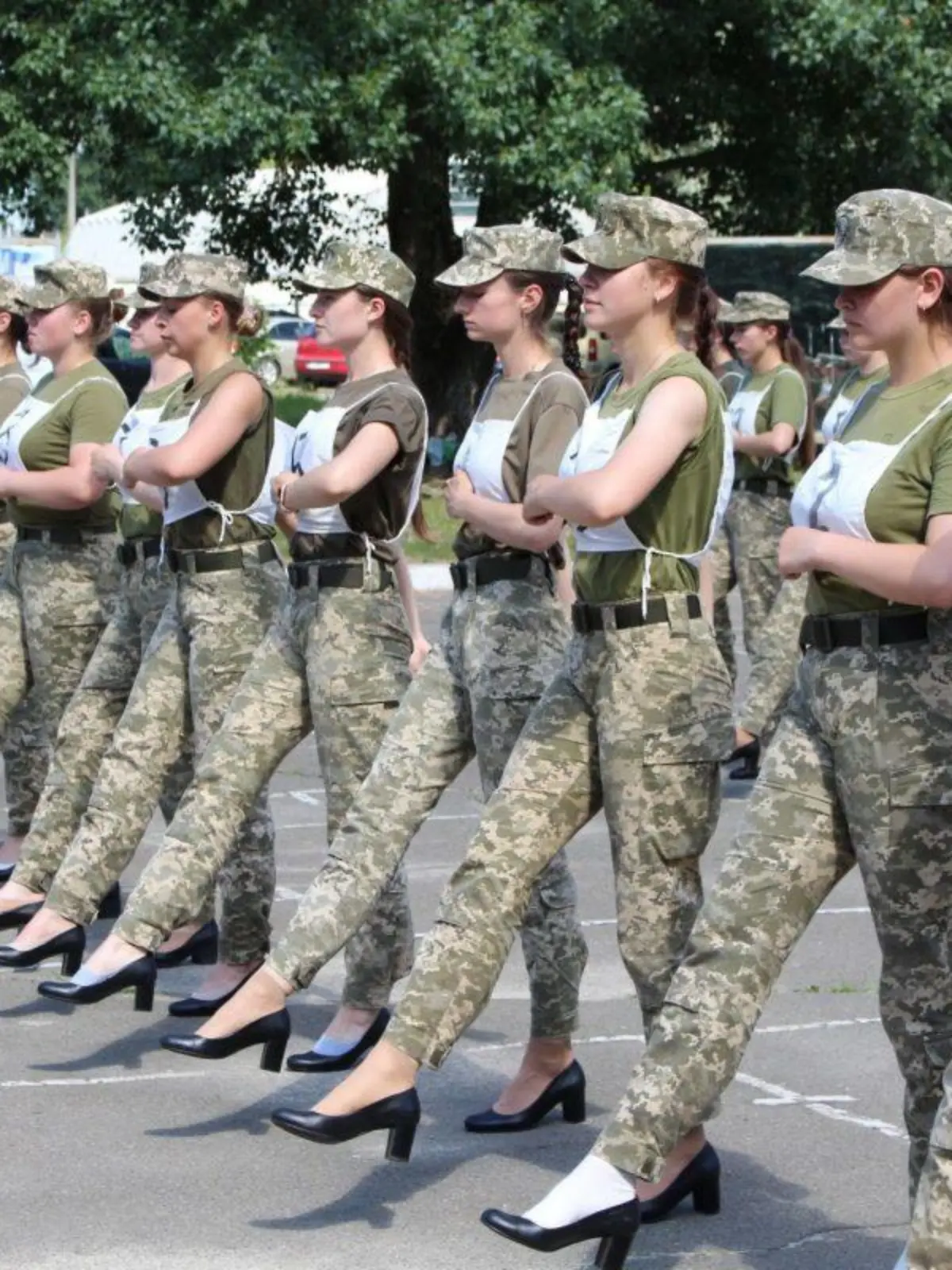 Ukrainische Soldatinnen müssen Stöckelschuhe tragen.