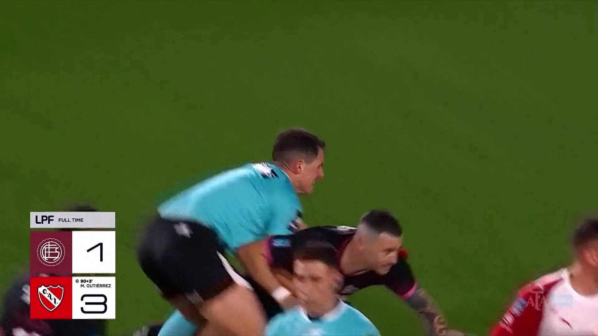 Schiedsrichter zu Boden gerissen! Plötzlich eskaliert dieses Spiel völlig Rudelbildung nach Roter Karte