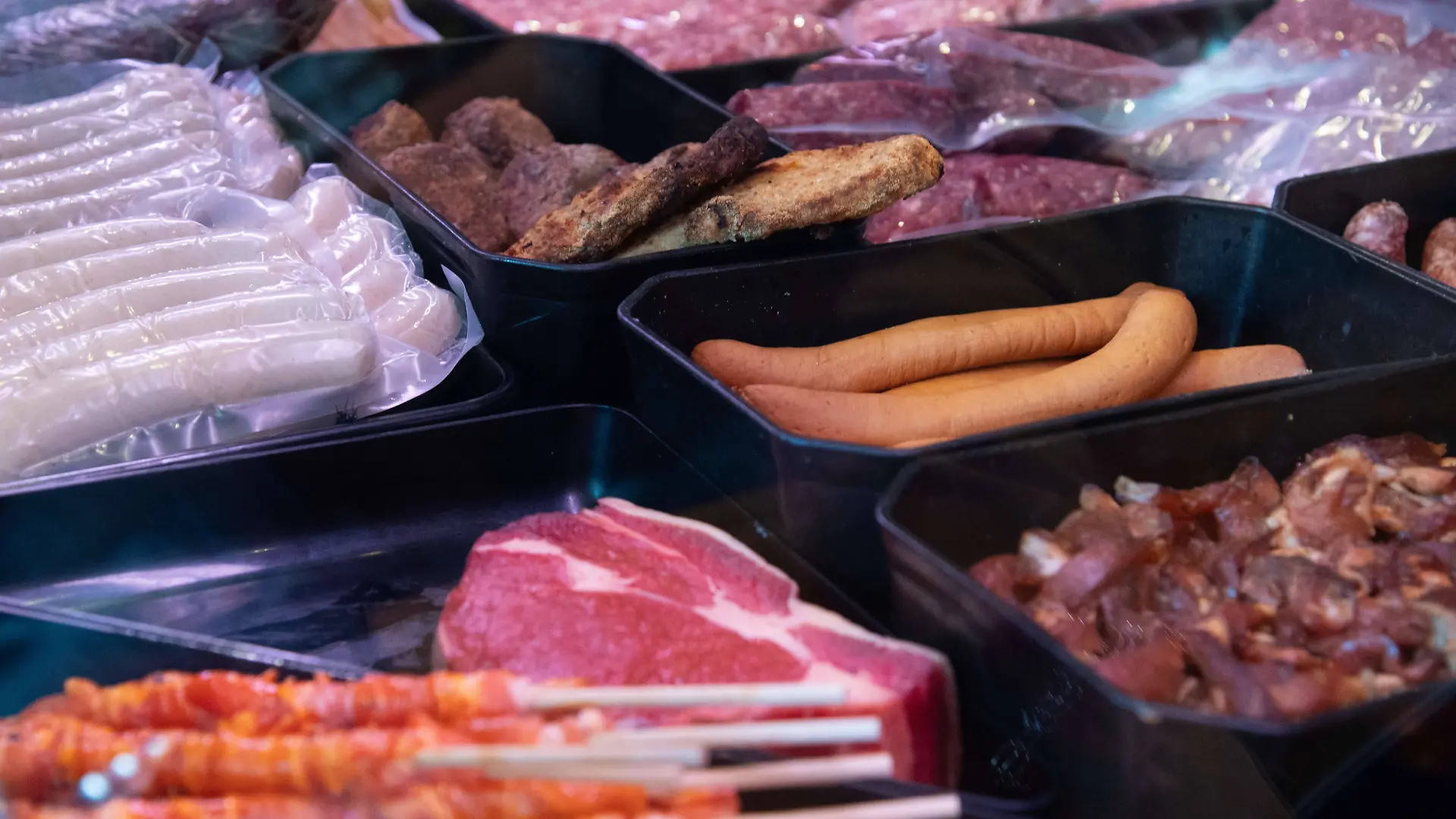 Auslage in der Fleischtheke des Hofladens Keil, Fleisch- und Wurstwaren, Rindfleisch, Grillfleisch, Grillen, Grillgut, Silke GORISSEN, GorißÂüen, CDU, Ministerin fuer Landwirtschaft und Verbraucherschutz des Landes Nordrhein-Westfalen, besucht auf ihrer NRW-isst-gut-Tour den Hof Keil in Reken, 13.08.2026. *** Display at the meat counter of the Keil Farm Store: meat and sausages, beef, barbecue meat, grilling, barbecue items, Silke GORISSEN, GorißÂüen, CDU, Minister of Agriculture and Consumer Protection for the State of North Rhine-Westphalia, visits the Keil Farm in Reken as part of her NRW is s t gut tour, August 13, 2026