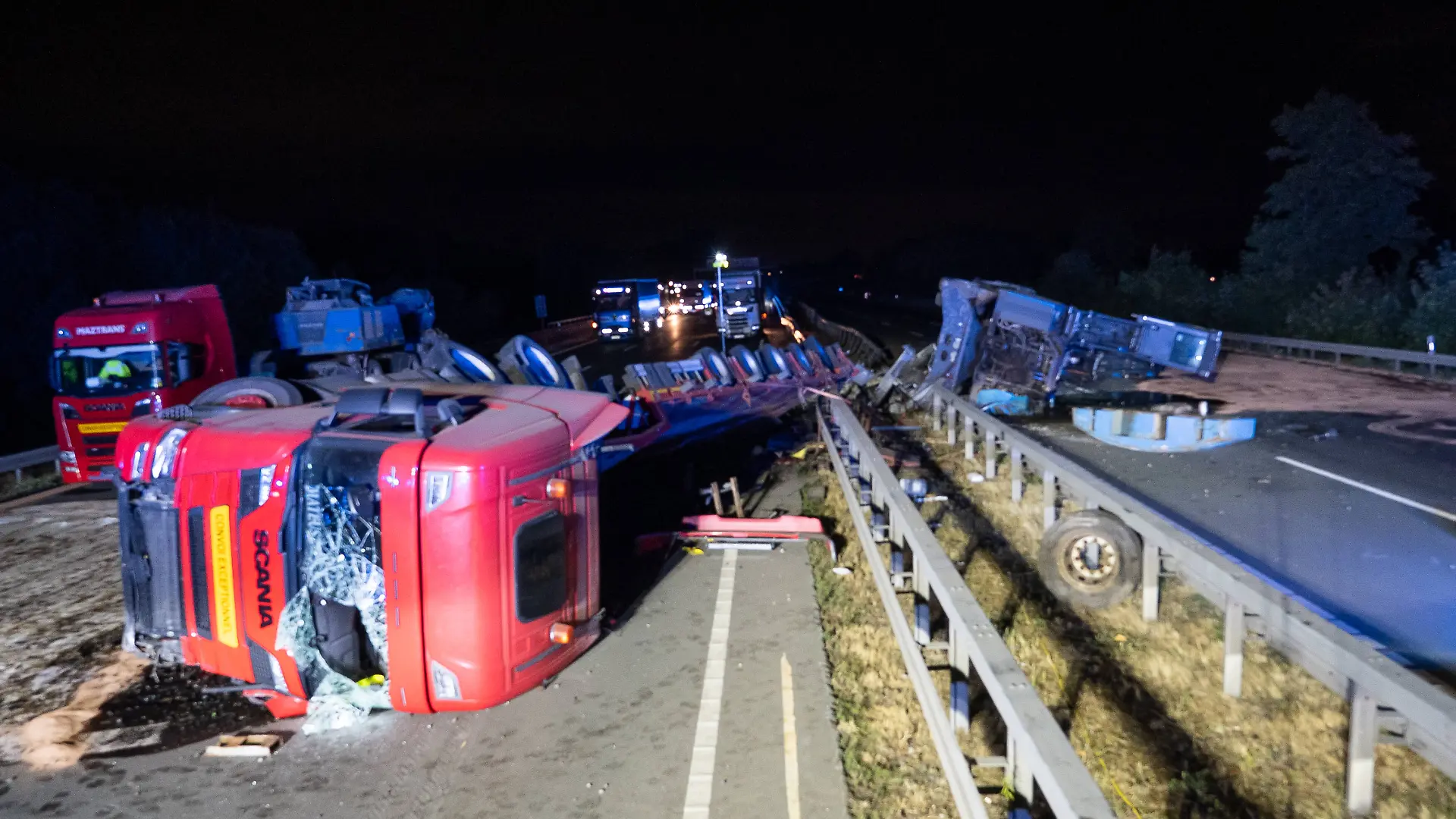 A2: Unfassbar großes Schadensbild nach Unfall mit Schwertransporter bei Kamen - A2 beidseitig sehr lange gesperrt 7aIMG: 0569957 A2: Unfassbar großes Schadensbild nach Unfall mit Schwertransporter bei Kamen - A2 beidseitig sehr lange gesperrtNordrhein-Westfalen, Kamen *** A2: Unbelievably Extensive Damage Following an Accident Involving a Heavy-Haul Truck Near Kamen A2 Closed in Both Directions for a Very Long Time 7aIMG 0569957 A2: Unbelievably Extensive Damage Following an Accident Involving a Heavy-Haul Truck Near Kamen A2 Closed in Both Directions for a Very Long Time North Rhine-Westphalia, Kamen Copyright: 7aktuell.dex xMarcxGruber 0569957 20260818_7a_express_20260818_8456_569957
