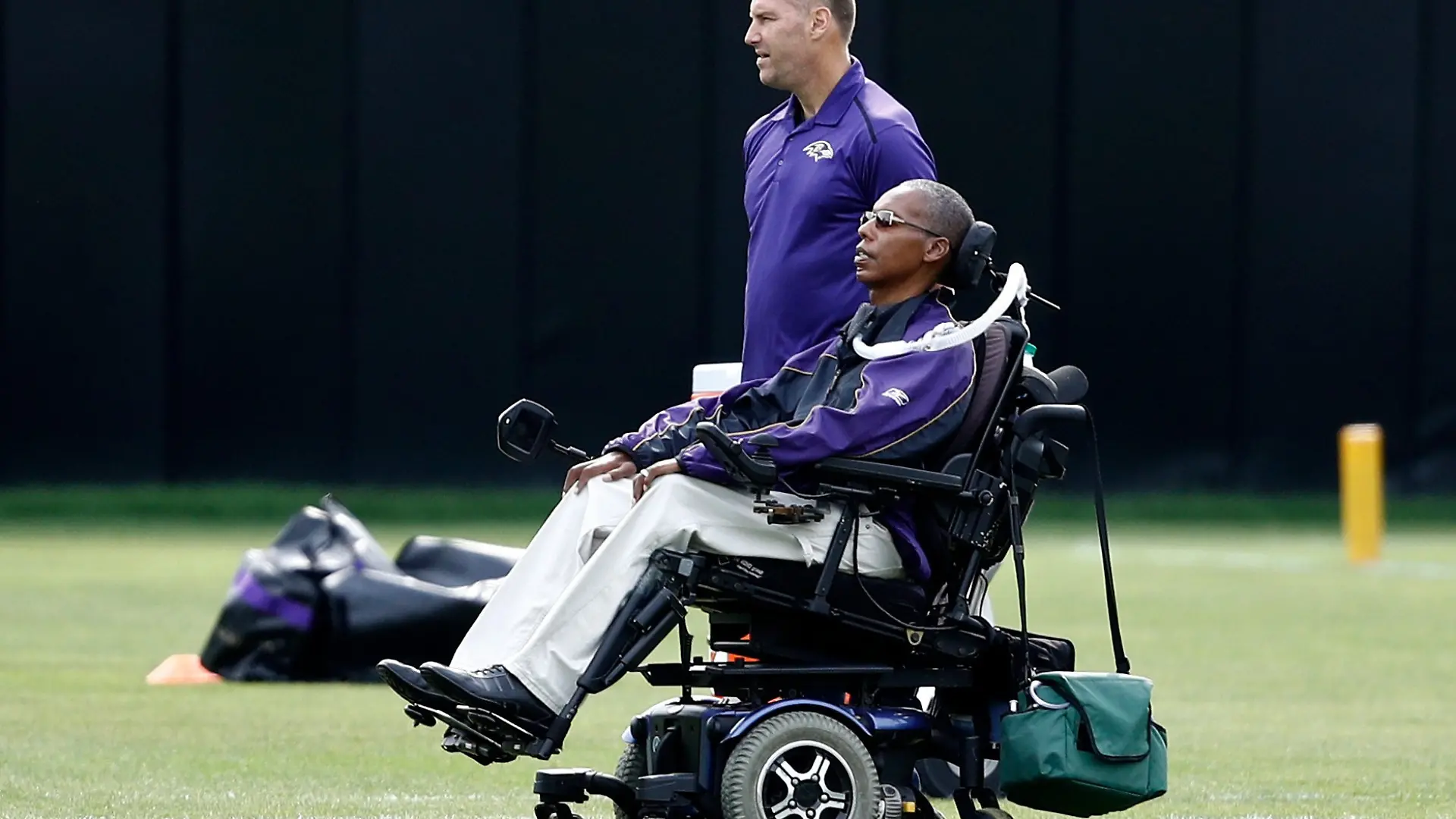 ARCHIV - 08.08.2017, USA, Owings Mills: O.J. Brigance (vorne), Senior Advisor für Spielerengagement bei den Baltimore Ravens, beobachtet ein Training im NFL-Trainingslager. Foto: Patrick Semansky/AP/dpa +++ dpa-Bildfunk +++