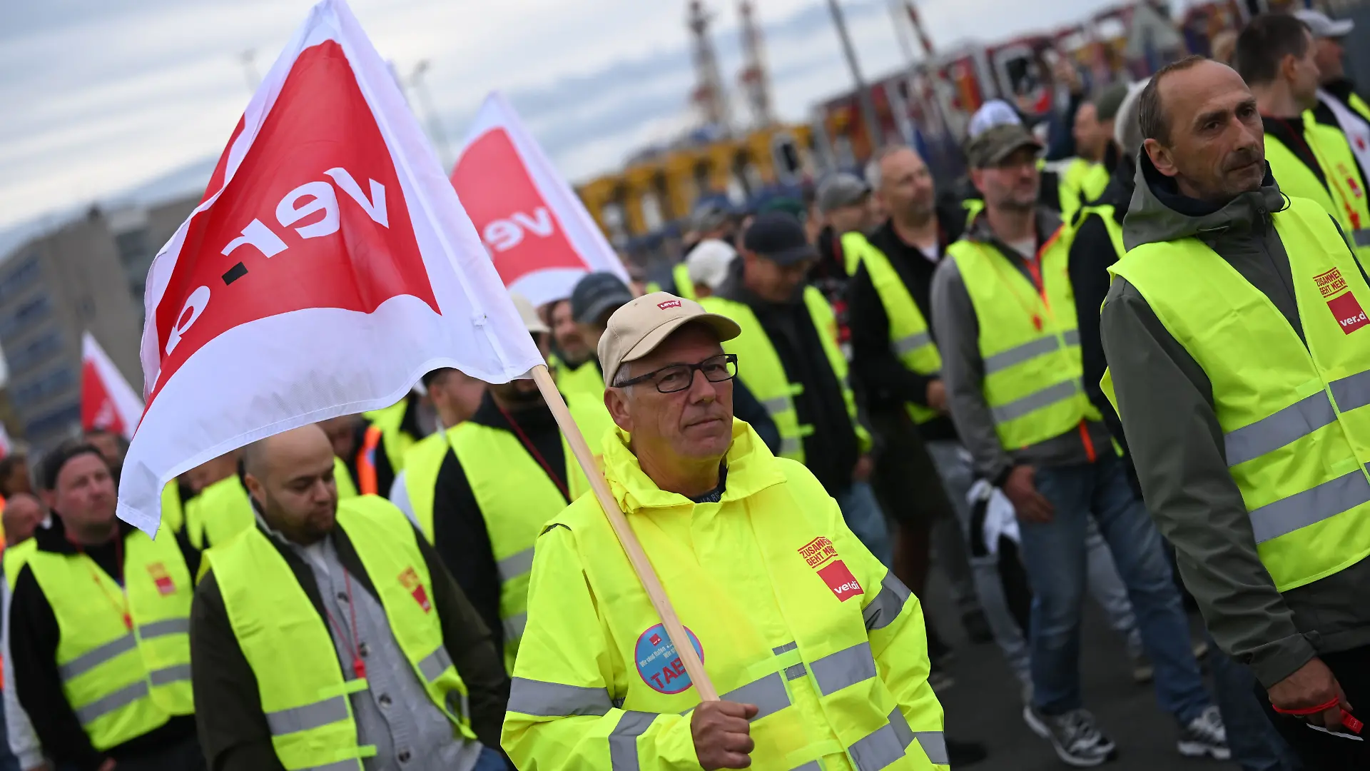 Hafenarbeiter demonstrieren beim Verdi-Warnstreik auch in Bremerhaven für höhere Löhne.