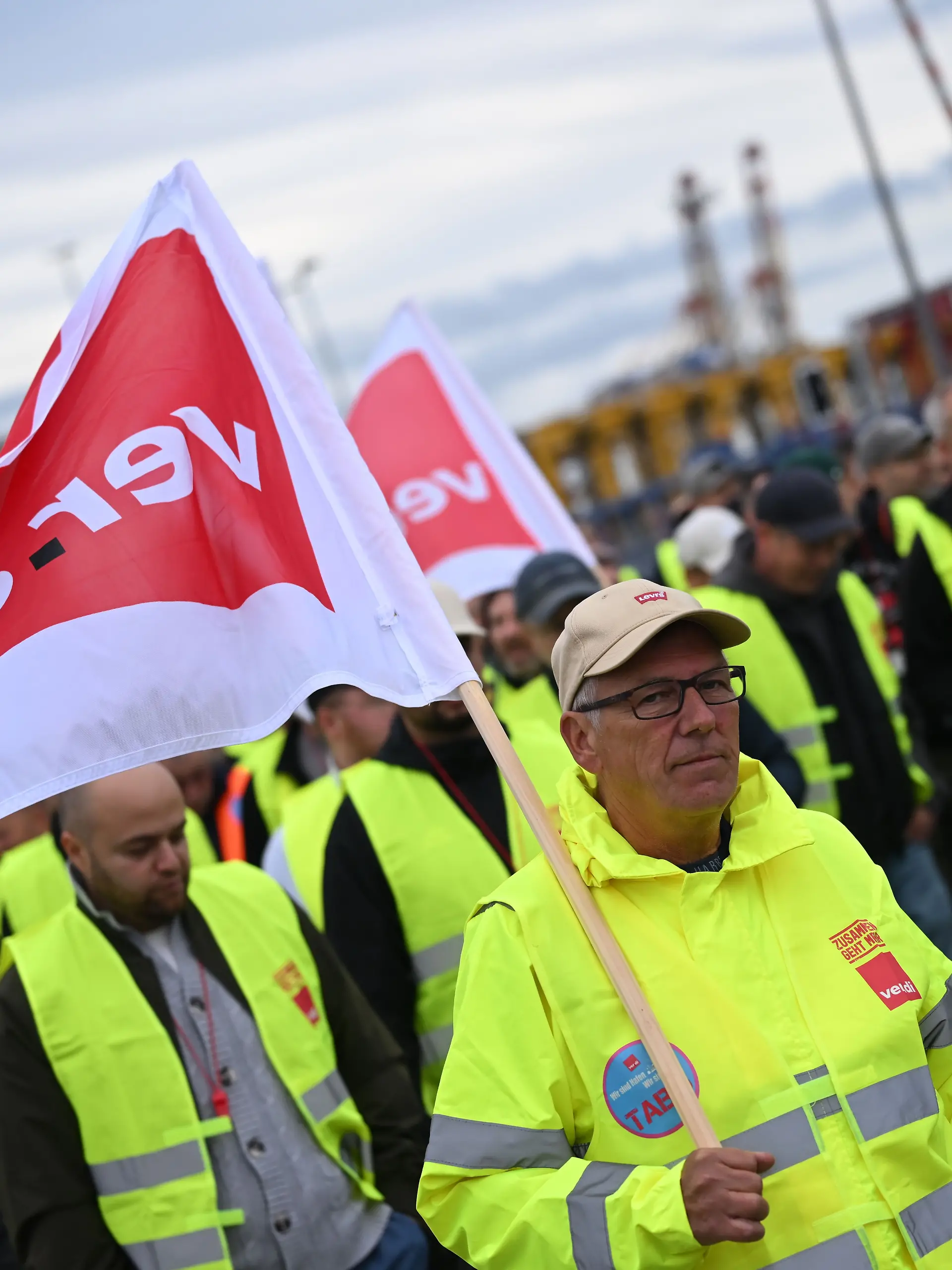 Hafenarbeiter demonstrieren beim Verdi-Warnstreik auch in Bremerhaven für höhere Löhne.