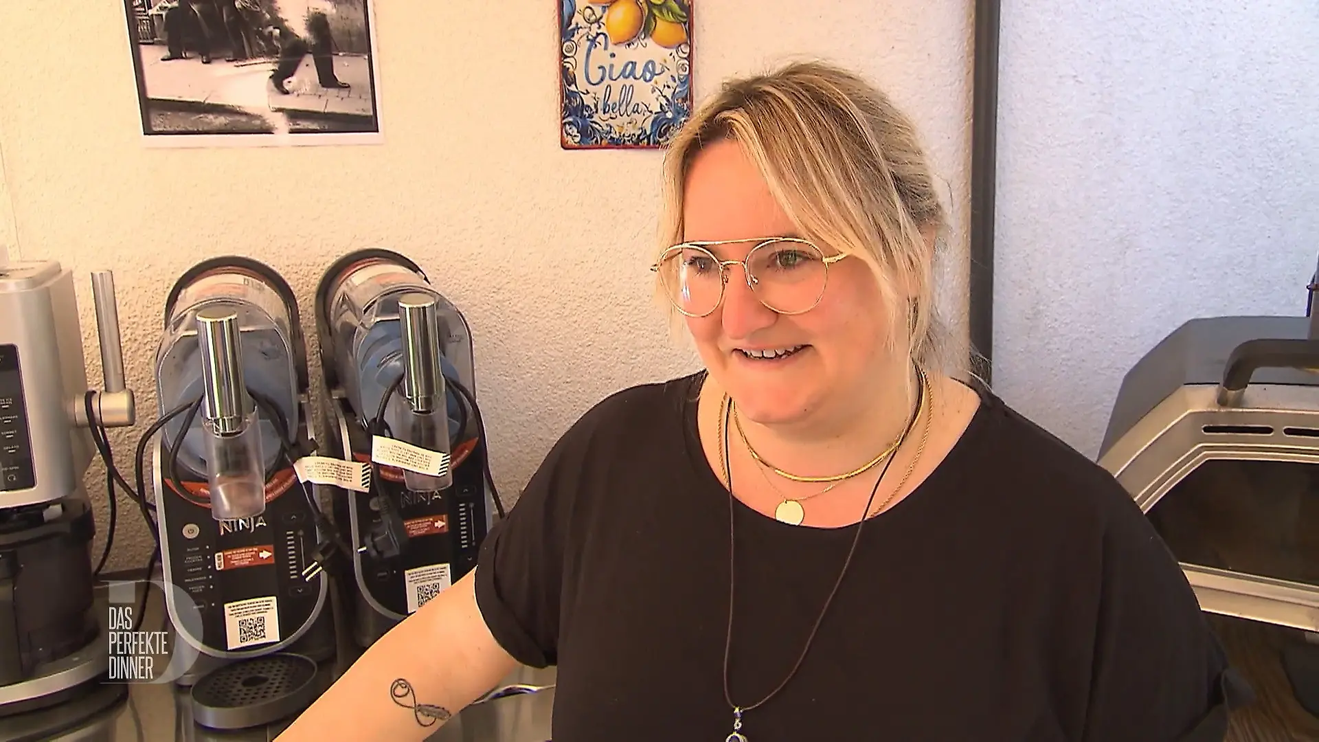 Vom gedeckten Tisch direkt in die Outdoor-Küche Lorene ist bestens vorbereitet