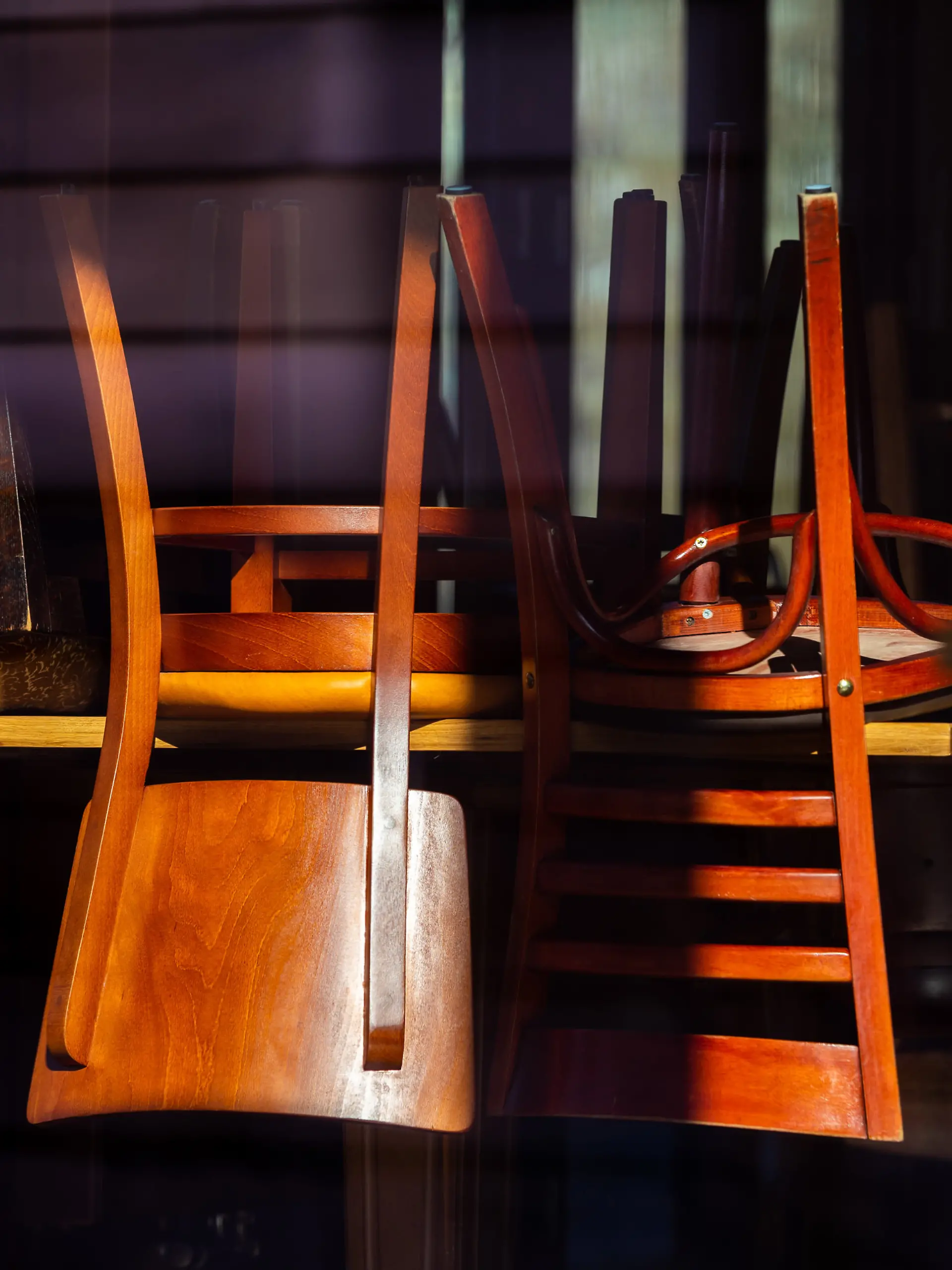 ARCHIV - 30.03.2021, Niedersachsen, Hannover: Hochgestellte Stühle sind im einfallenden Sonnenlicht in einem Restaurant zu sehen. (zu dpa: «Firmensterben so ausgeprägt wie seit fast 20 Jahren nicht») Foto: Moritz Frankenberg/dpa +++ dpa-Bildfunk +++