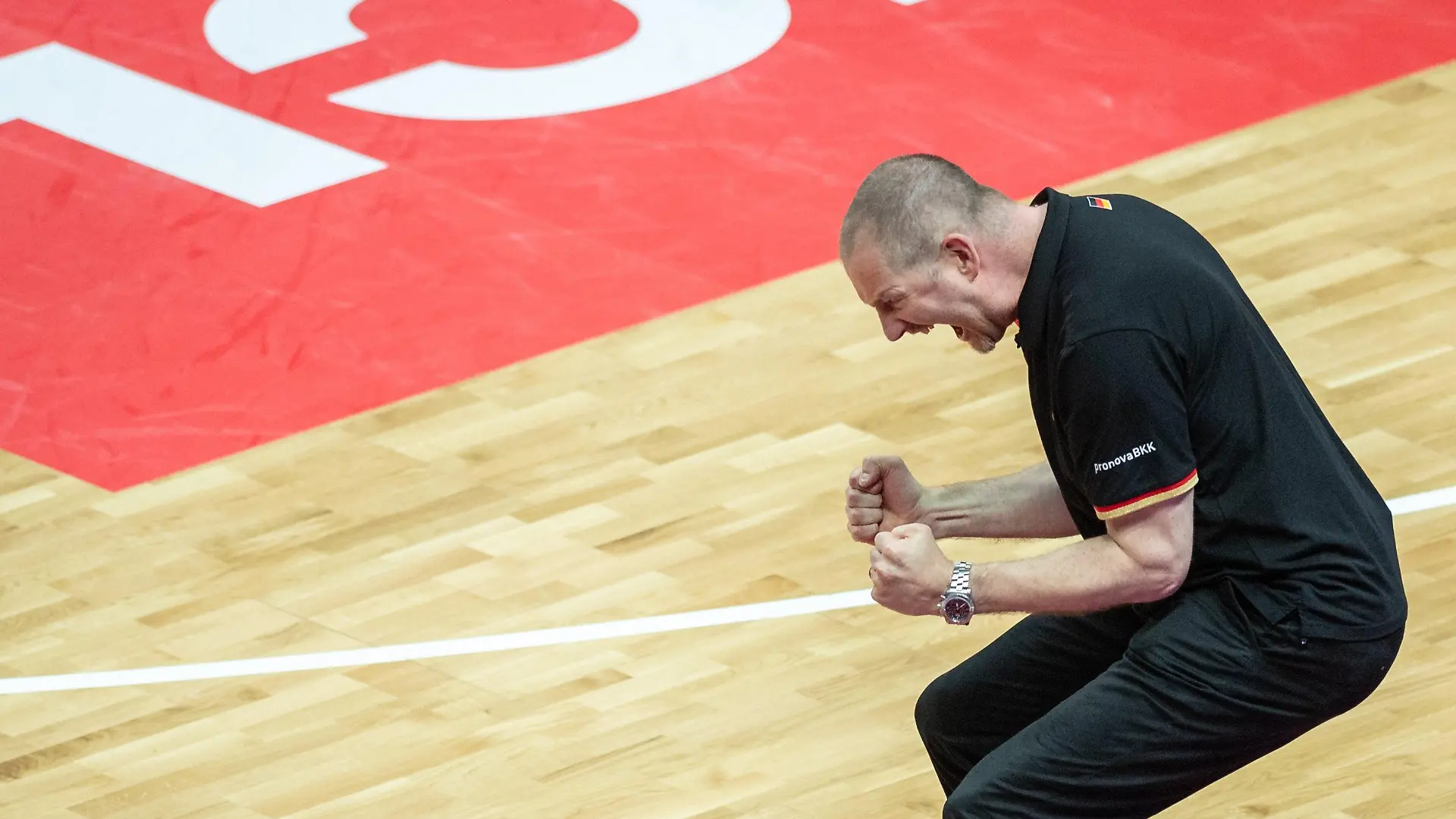 01.07.2021, Kroatien, Split: Basketball, Oympia-Qualifikation, FIBA, Gruppenphase, Gruppe A, Russland - Deutschland: Bundestrainer Henrik Rödl aus Deutschland jubelt. Foto: Tilo Wiedensohler/dpa +++ dpa-Bildfunk +++