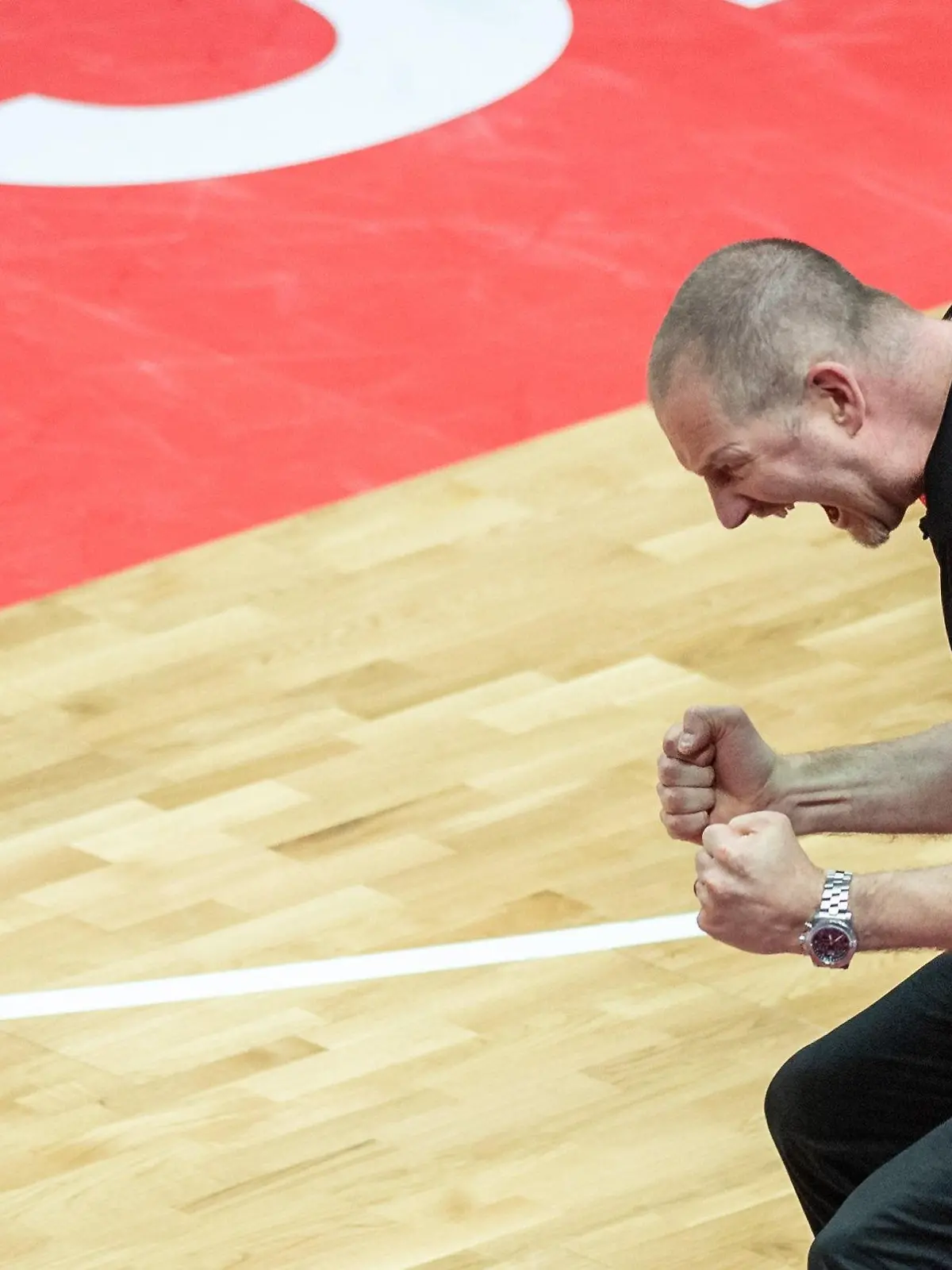 01.07.2021, Kroatien, Split: Basketball, Oympia-Qualifikation, FIBA, Gruppenphase, Gruppe A, Russland - Deutschland: Bundestrainer Henrik Rödl aus Deutschland jubelt. Foto: Tilo Wiedensohler/dpa +++ dpa-Bildfunk +++