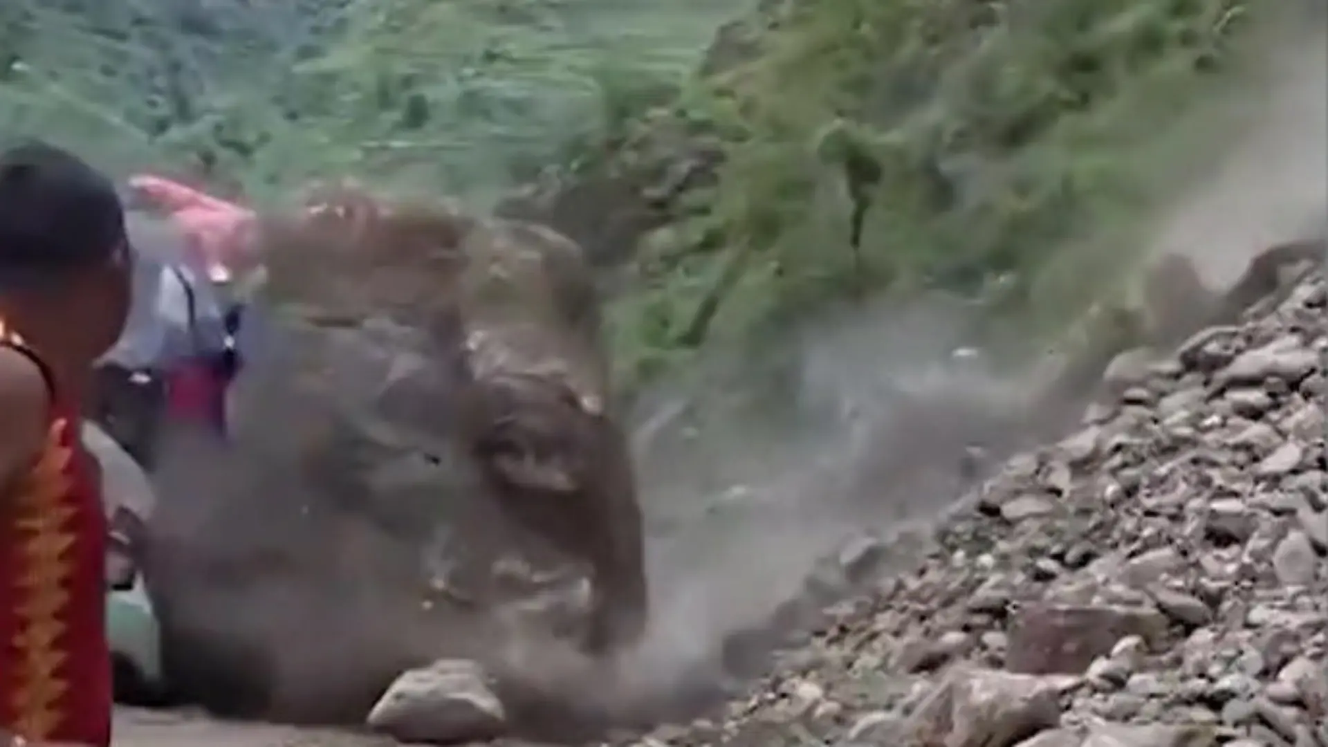 XXL-Felsbrocken trifft Reisebus mit voller Wucht – dann stürzt er in die Tiefe! Drama in Nepal