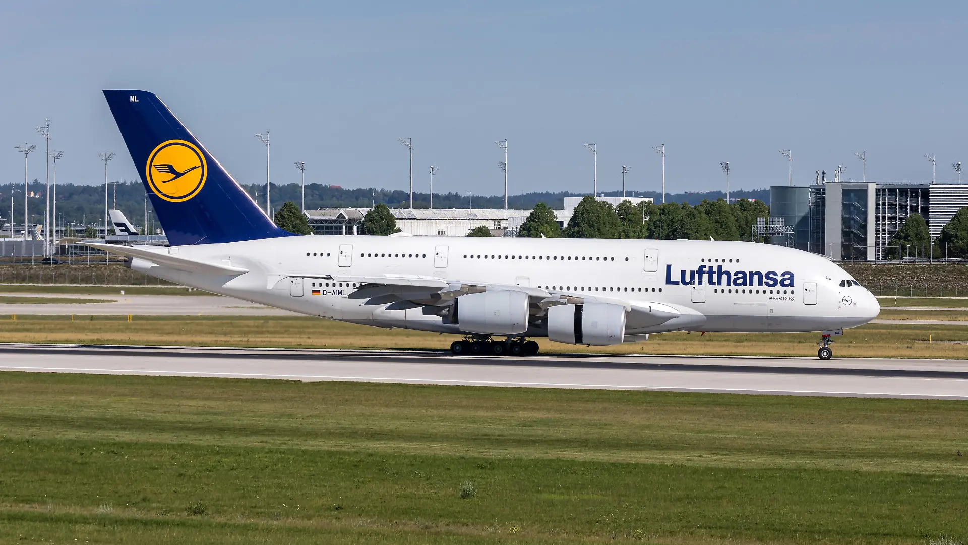 Der Airbus A380-800 der Lufthansa mit dem Kennzeichen D-AIML auf dem Flughafen München (Archivbild)