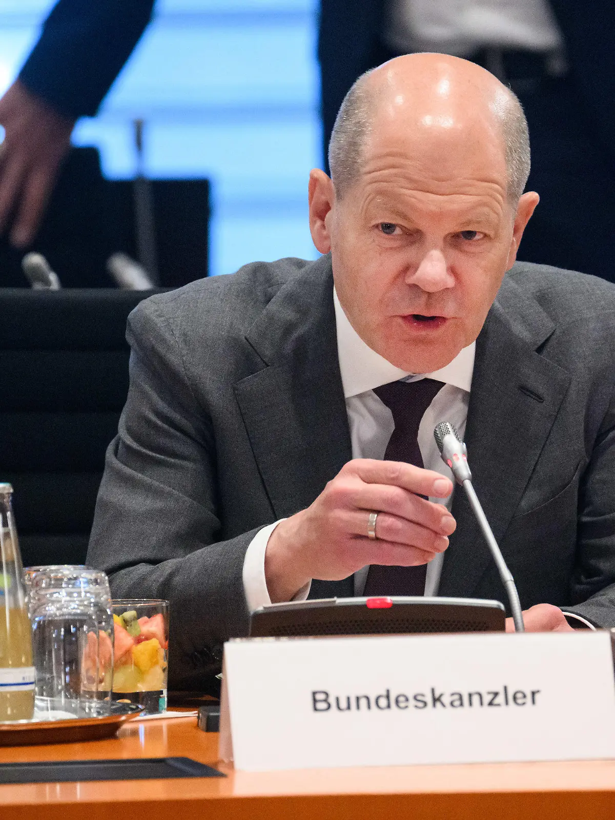 10.05.2023, Berlin: Bundeskanzler Olaf Scholz (SPD) eröffnet den Bund-Länder-Gipfel im Bundeskanzleramt. Hauptthema des Treffens der Bundesregierung mit den Regierungschefinnen und Regierungschefs der Länder ist die Aufteilung der Kosten für die Flüchtlingsaufnahme. In den ersten vier Monaten dieses Jahres haben die Asyl-Erstanträge um fast 80 Prozent im Vergleich zum Vorjahreszeitraum zugenommen. Foto: Bernd von Jutrczenka/dpa +++ dpa-Bildfunk +++