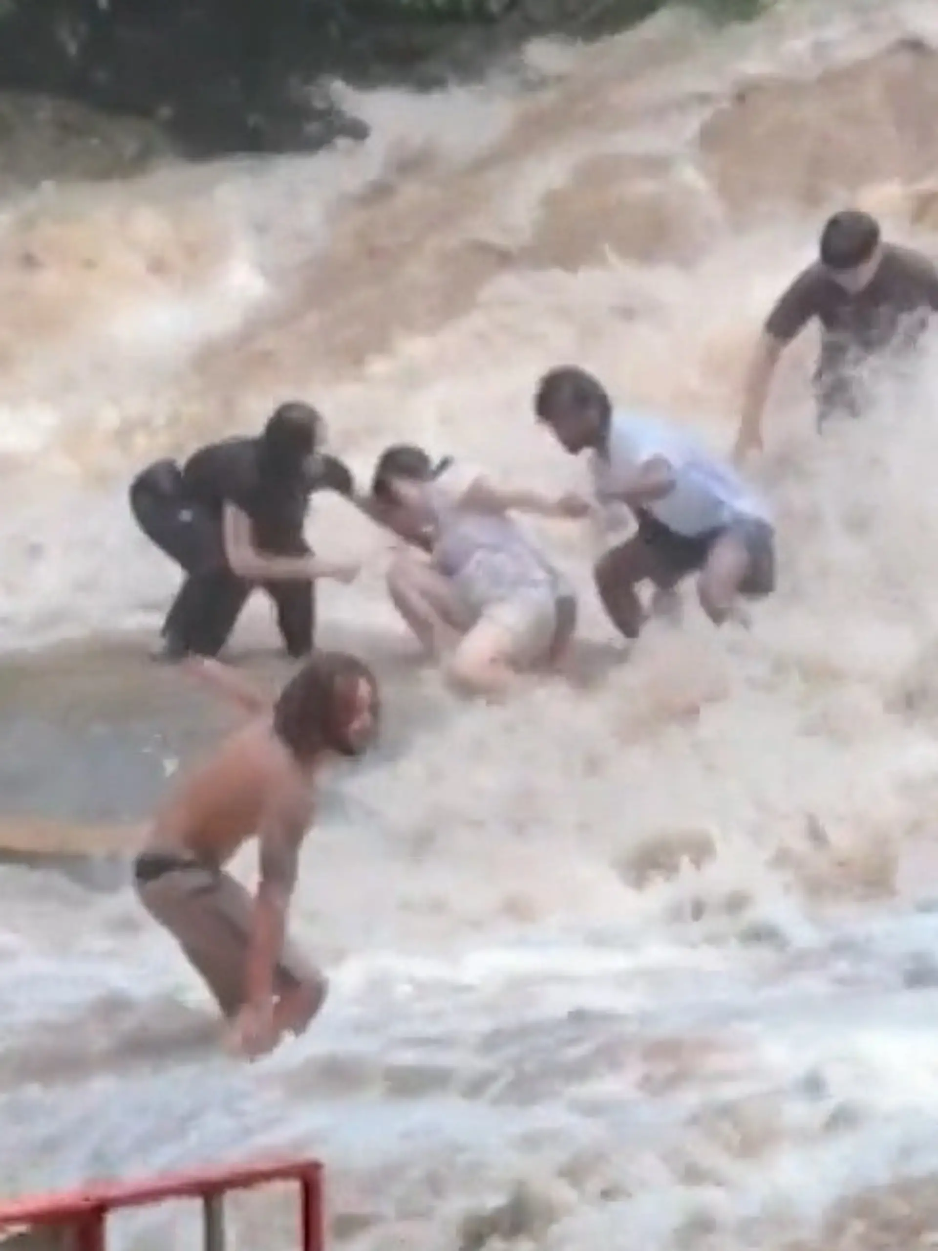 Bild zu: "Touristen posieren an Wasserfall – dann reißt sie die Sturzflut mit!"