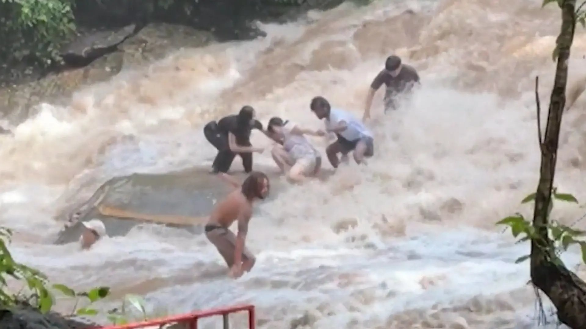 Touristen posieren an Wasserfall – dann reißt sie die Sturzflut mit! Warnschilder ignoriert