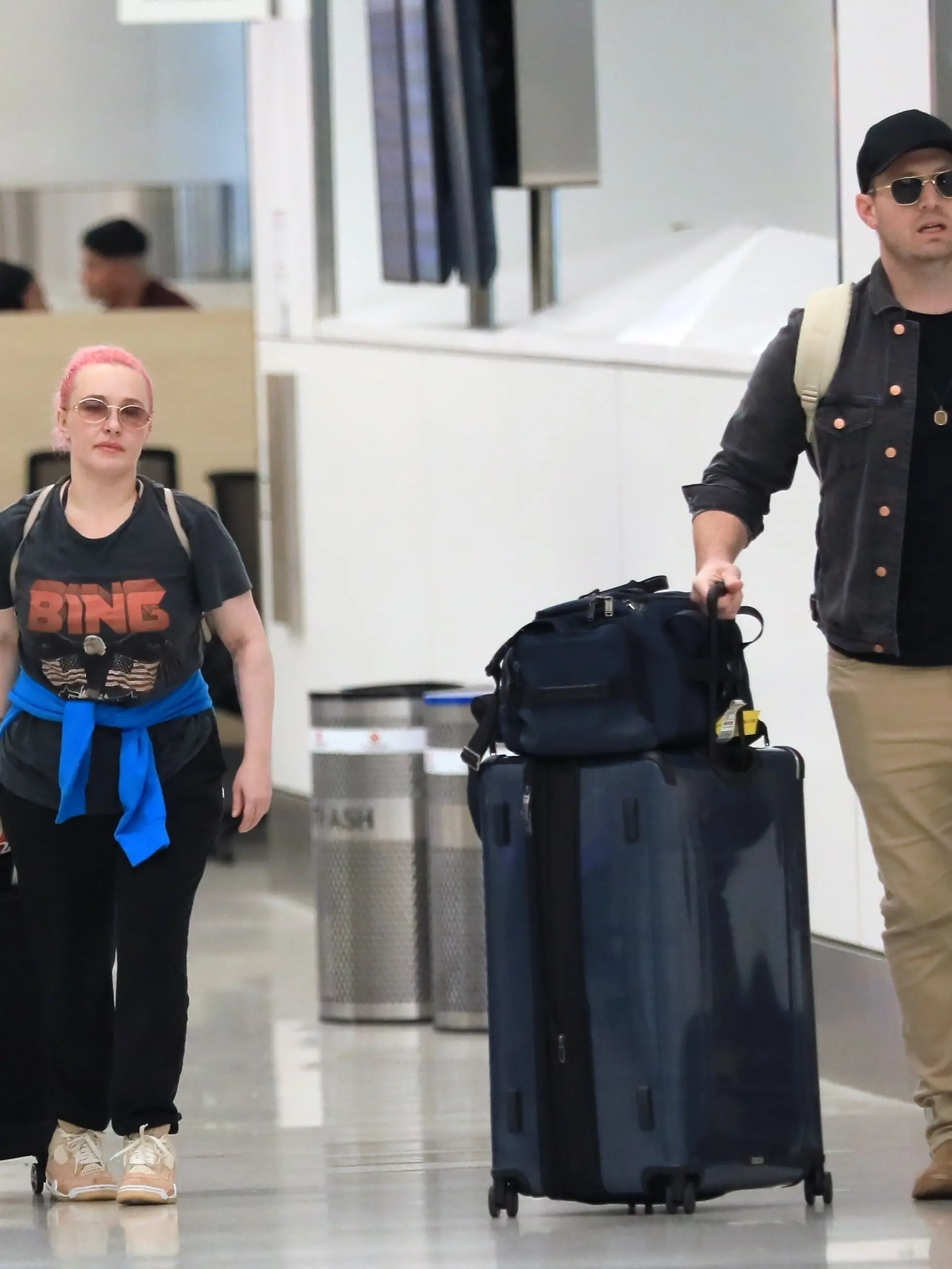 SONDERKONDITIONEN: MINDESTHONORAR: Los Angeles, CA - *EXCLUSIVE* - Hayden Panettiere is seen with PINK HAIR along with her boyfriend, Brian Hickerson after those „abuse” allegations & arrest. The couple were seen at LAX grabbing their luggage. In 2019 Brian was arrested for allegedly getting physical with the Nashville star. Since then the pair have reconciled and have appeared inseparable. Hayden and Brian were spotted with loads of luggage after returning from New York on Wednesday.
Pictured: Hayden Panettiere, Brian Hickerson
BACKGRID USA 25 AUGUST 2023 
BYLINE MUST READ: LionsShareNews / BACKGRID