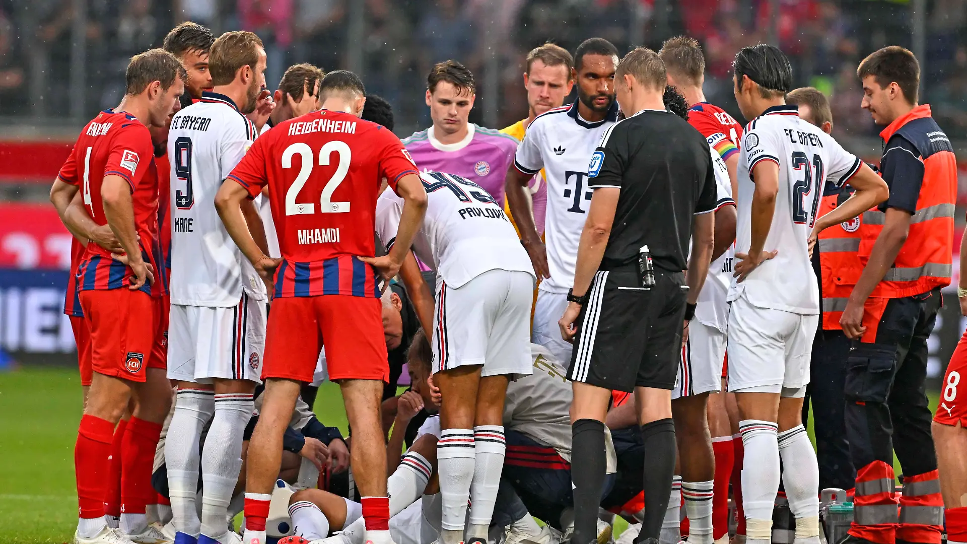18.08.2026, Fussball Bundesliga 2026/2027, Testspiel, 1.FC Heidenheim - FC Bayern München, in der Voith-Arena Heidenheim, Jamal Musiala Bayern München am Boden *** August 18, 2026, 20262027 Bundesliga, Friendly Match, 1. FC Heidenheim vs. FC Bayern Munich, at the Voith Arena in Heidenheim, Jamal Musiala of Bayern Munich on the ground