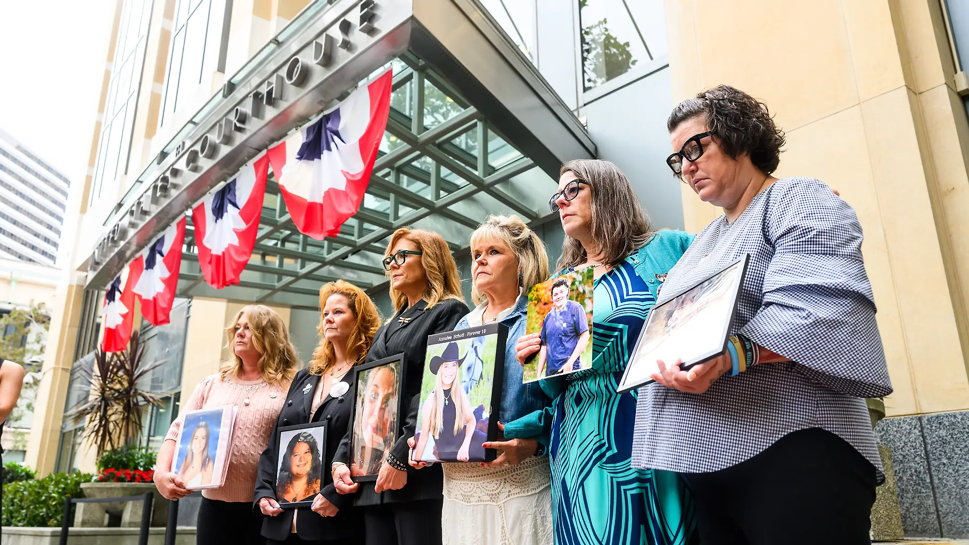 Eltern halten Fotos ihrer verstorbenen Kinder in den Händen, während sie vor dem Ronald V. Dellums Federal Building und US-Gerichtsgebäude gegen Social-Media-Plattformen protestieren. Für den Facebook-Konzern Meta hat ein potenziell folgenschwerer Prozess begonnen, in dem es um die Nutzung seiner Apps durch Kinder geht. Mehrere US-Bundesstaaten werfen dem Unternehmen vor, Kinder bewusst zu einer ausufernden Nutzung von Facebook und Instagram verleitet zu haben. Zugleich habe Meta Risiken vor Eltern und der Öffentlichkeit verborgen. Der Konzern weist die Vorwürfe zurück. +++ dpa-Bildfunk +++