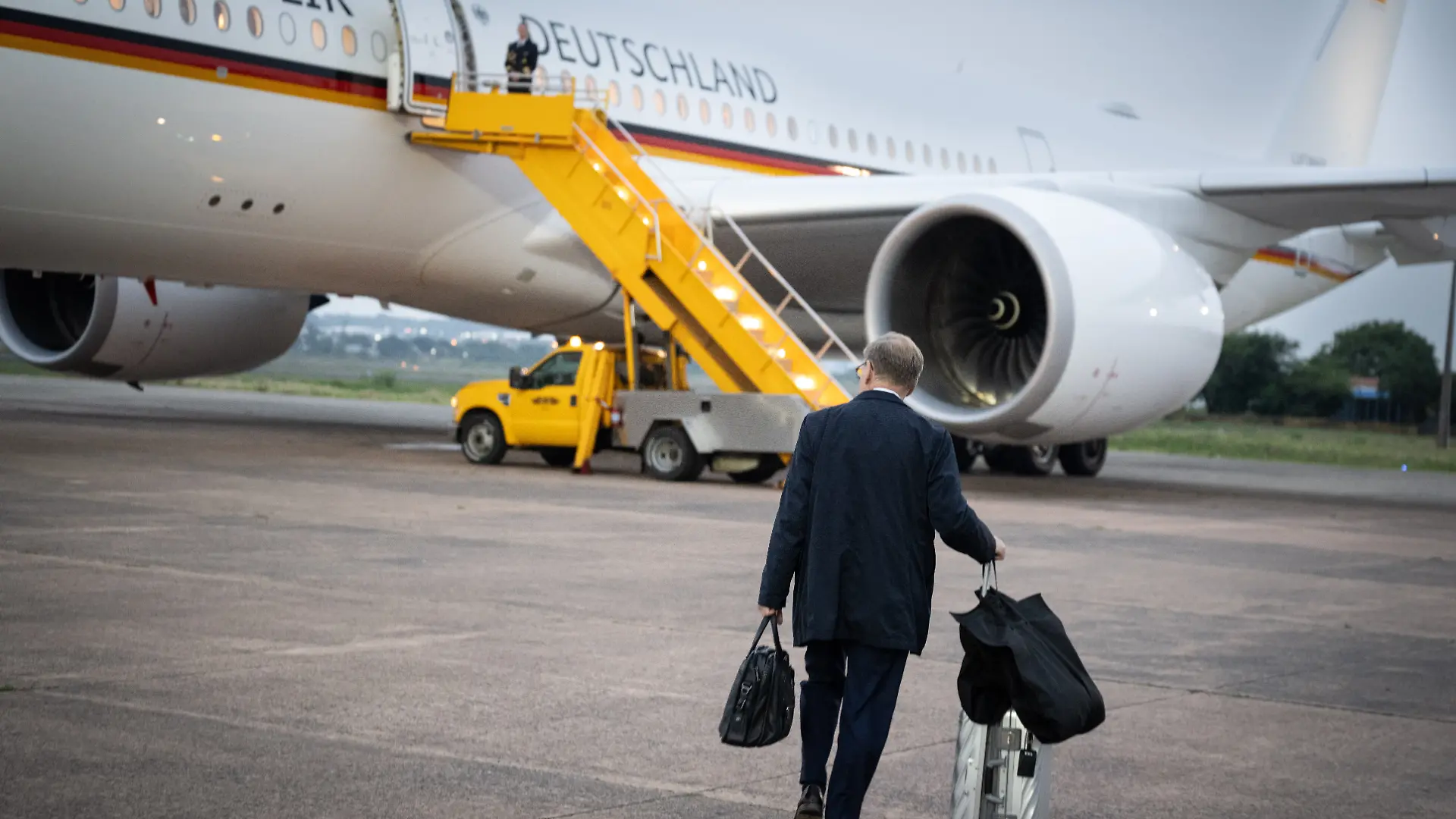 Der Deutsche Außenminister Johann Wadephul (CDU) geht zum Regierungsflieger.
