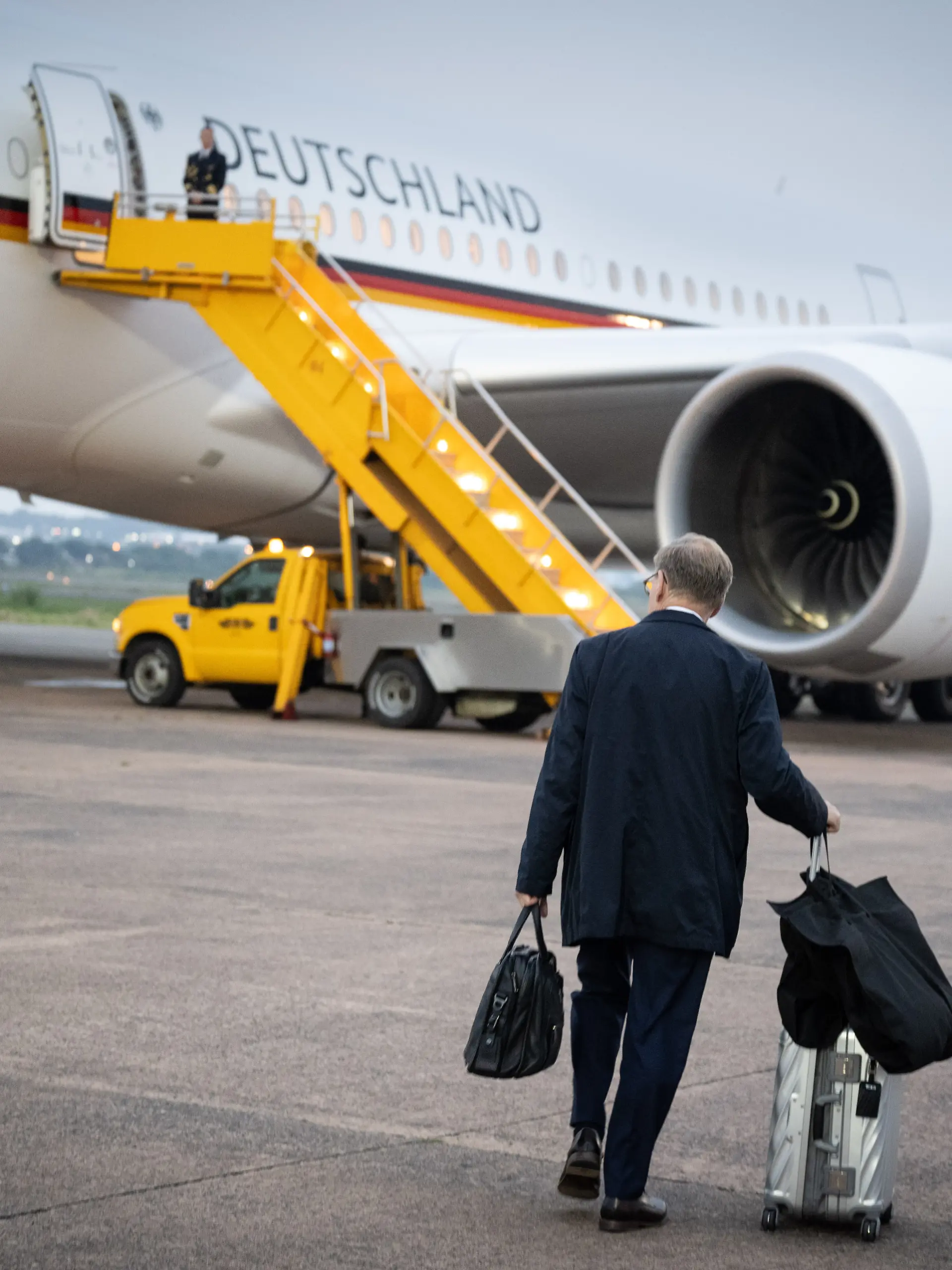 Der Deutsche Außenminister Johann Wadephul (CDU) geht zum Regierungsflieger.