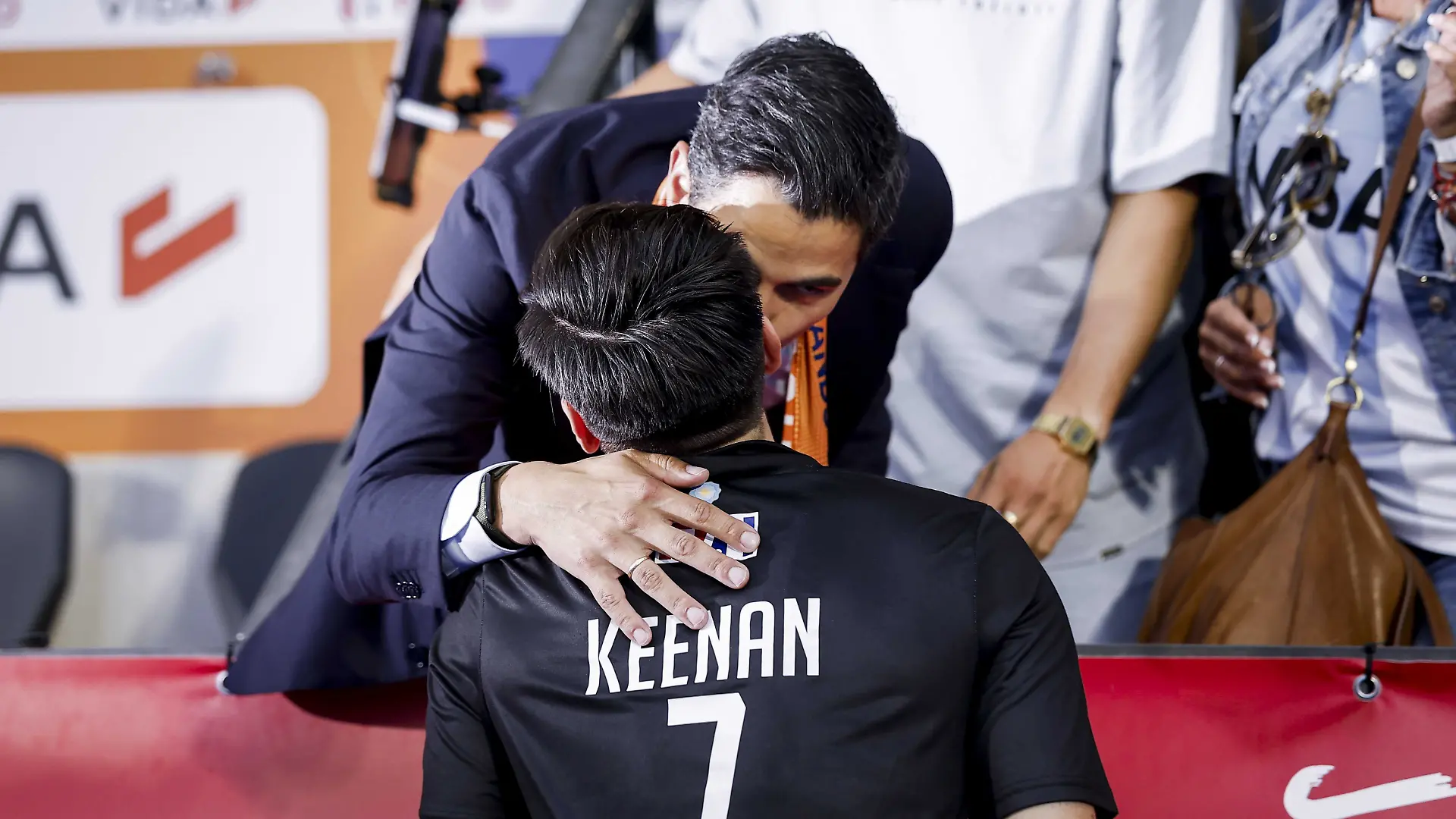 Ministerpräsident der Niederlande Rob Jetten begrüßt seinen Verlobten Nicolas Keenan aus Argentinien nach dem Gruppenspiel bei der Hockey-Weltmeisterschaft zwischen Argentinien und den Niederlanden im Wagener-Stadion. +++ dpa-Bildfunk +++