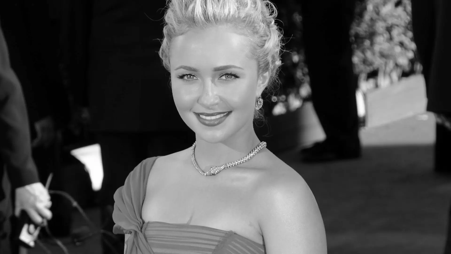 Hayden Panettiere auf dem roten Teppich in einem roten Kleid